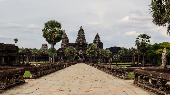 Le temple d'Angkor Wat à Siem Reap, Cambodge, mettant en avant l'architecture khmère ancienne dans un cadre tropical.