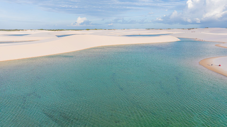 Vue aérienne époustouflante du parc national Lençóis Maranhenses, Brésil. Parfait pour les amateurs de voyage et de nature.