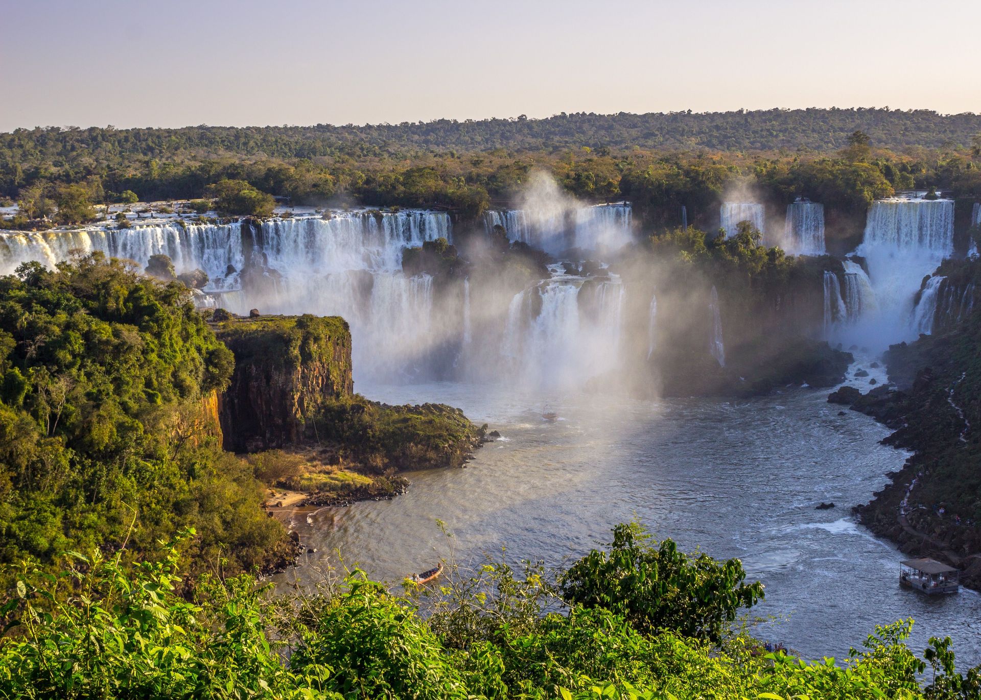 Panorama à couper le souffle sur les chutes d'Iguassu à Foz do Iguaçu, Brésil.