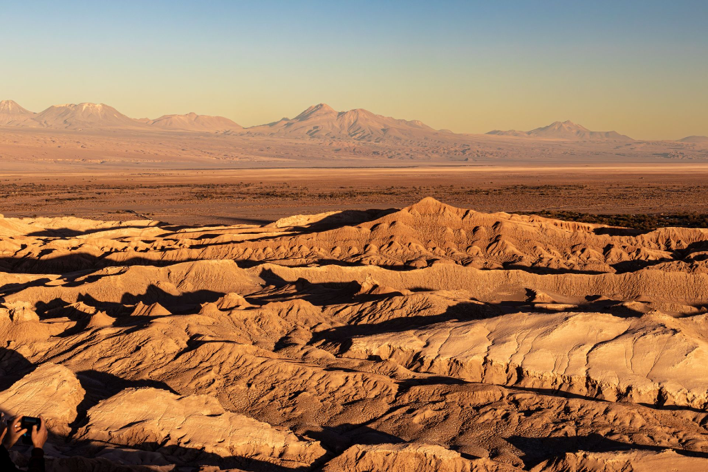 Paysage époustouflant du désert d'Atacama avec des teintes dorées au coucher du soleil. Parfait pour les amoureux des voyages et de la nature.