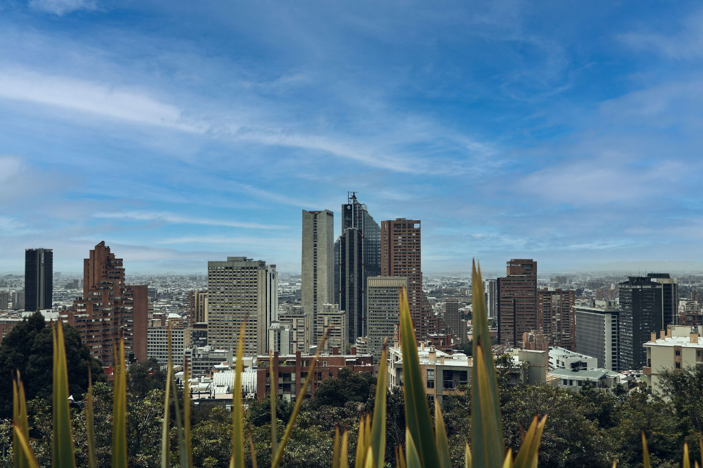 Une vue pittoresque de la skyline de Bogotá avec des gratte-ciels modernes sous un ciel bleu éclatant.