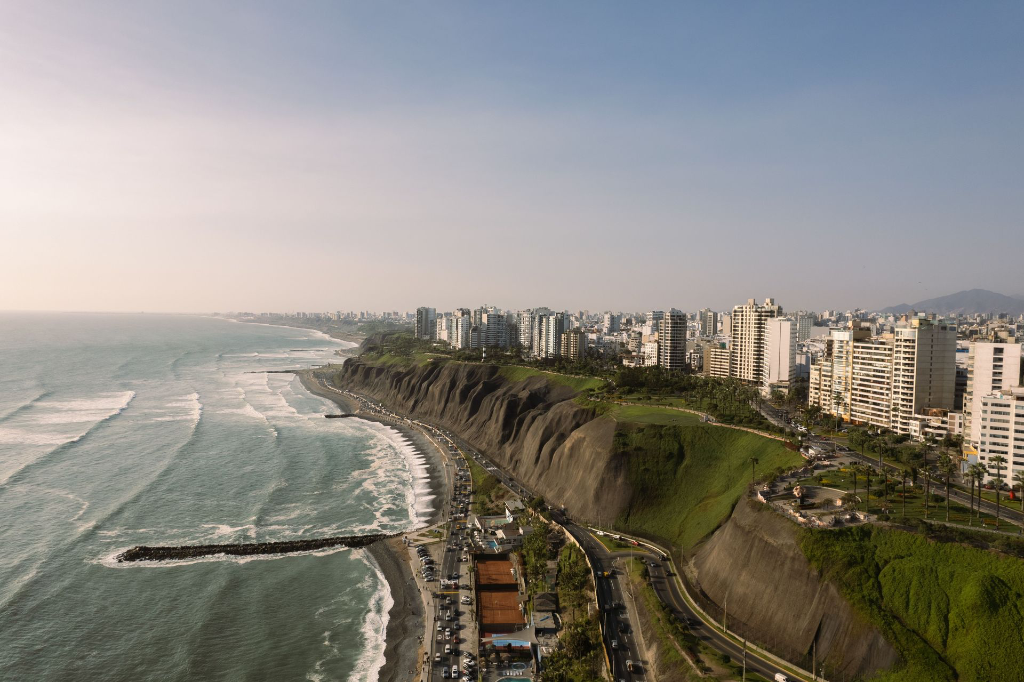 Vue aérienne époustouflante de la côte de Lima avec ses falaises et ses bâtiments modernes au bord de l'océan Pacifique.