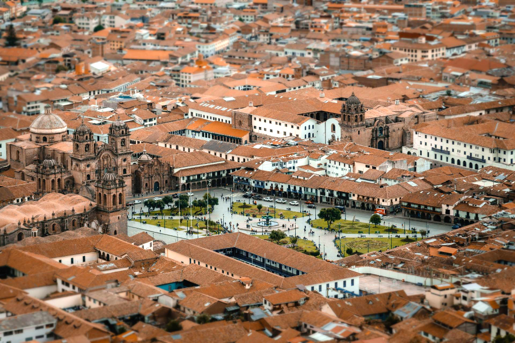Vue aérienne capturant la Plaza de Armas, Cusco, avec son architecture historique et son paysage urbain vibrant.
