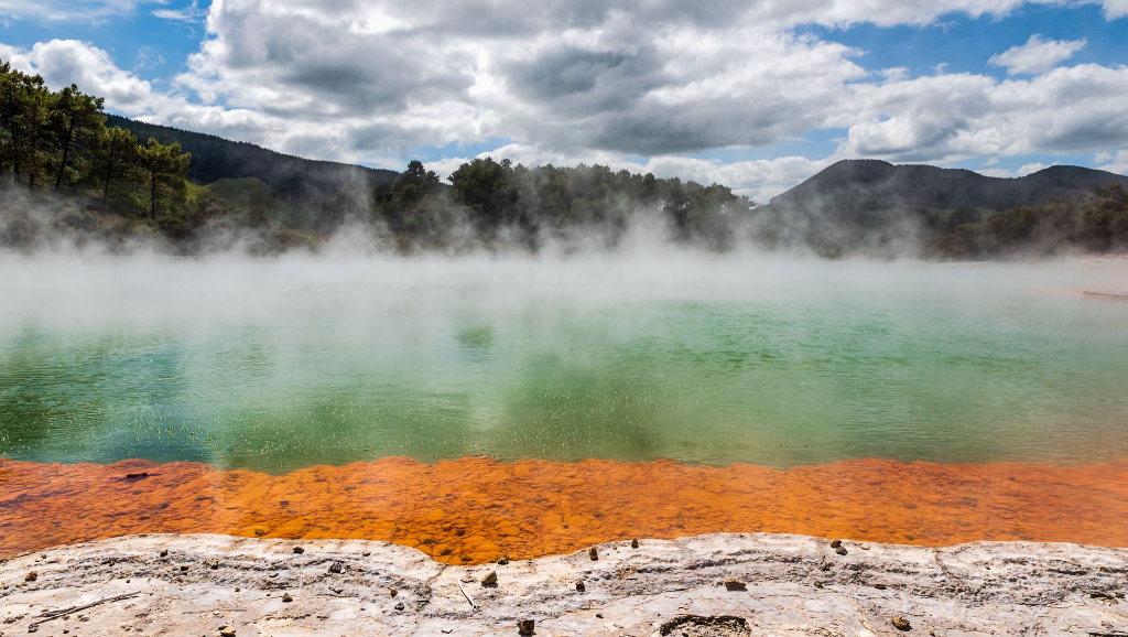 Source chaude naturelle avec des minéraux colorés et de la vapeur en Nouvelle-Zélande.