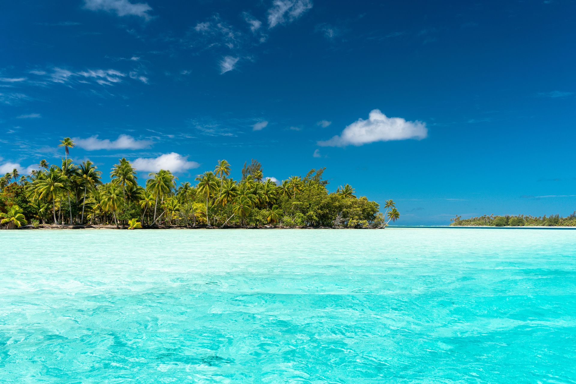 Superbe île tropicale Huahine avec eau turquoise et cocotiers en Polynésie française.