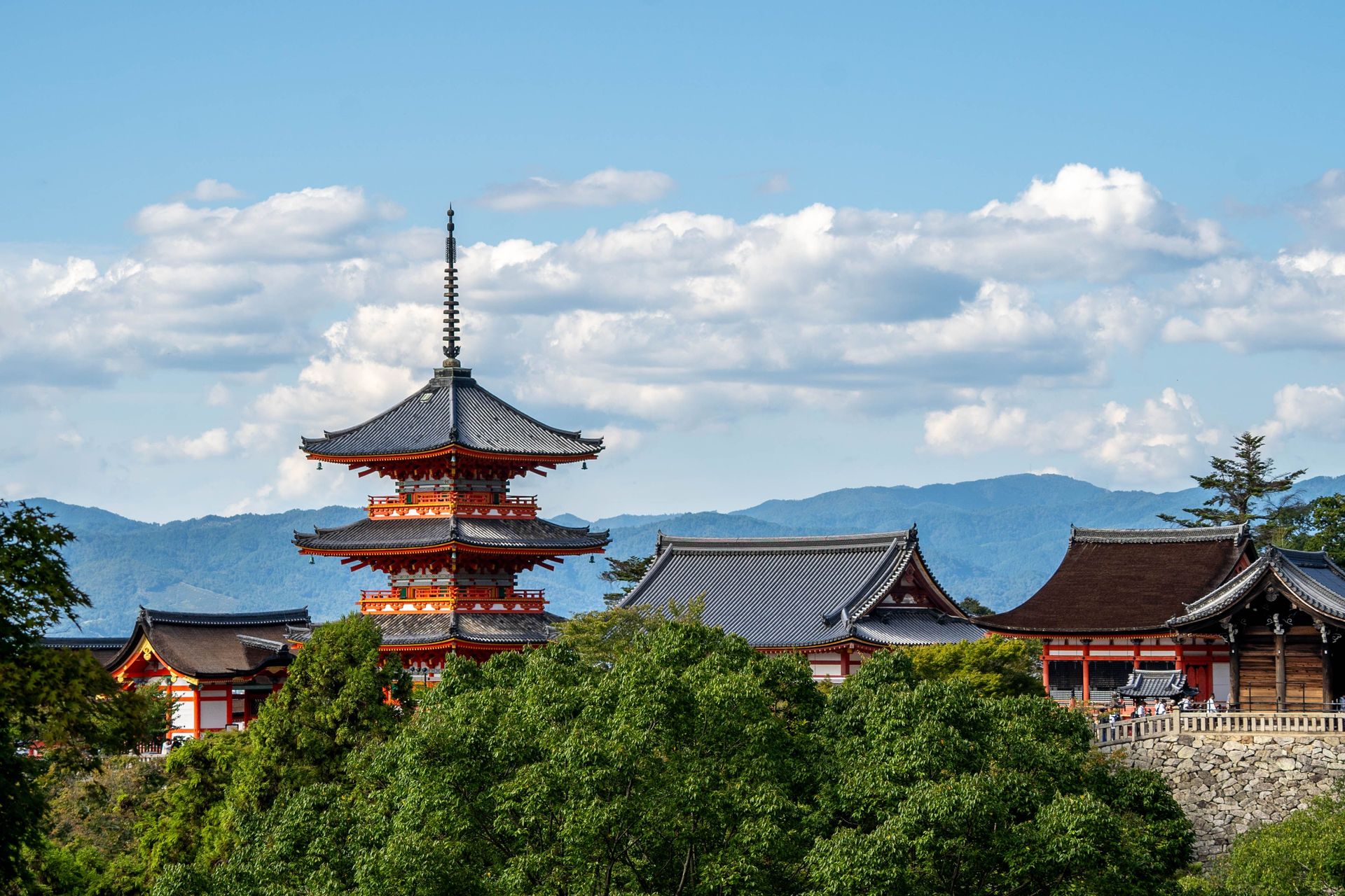 Vue de la pagode du temple Kiyomizu-dera au milieu d'une verdure luxuriante avec des montagnes à Kyoto, au Japon.