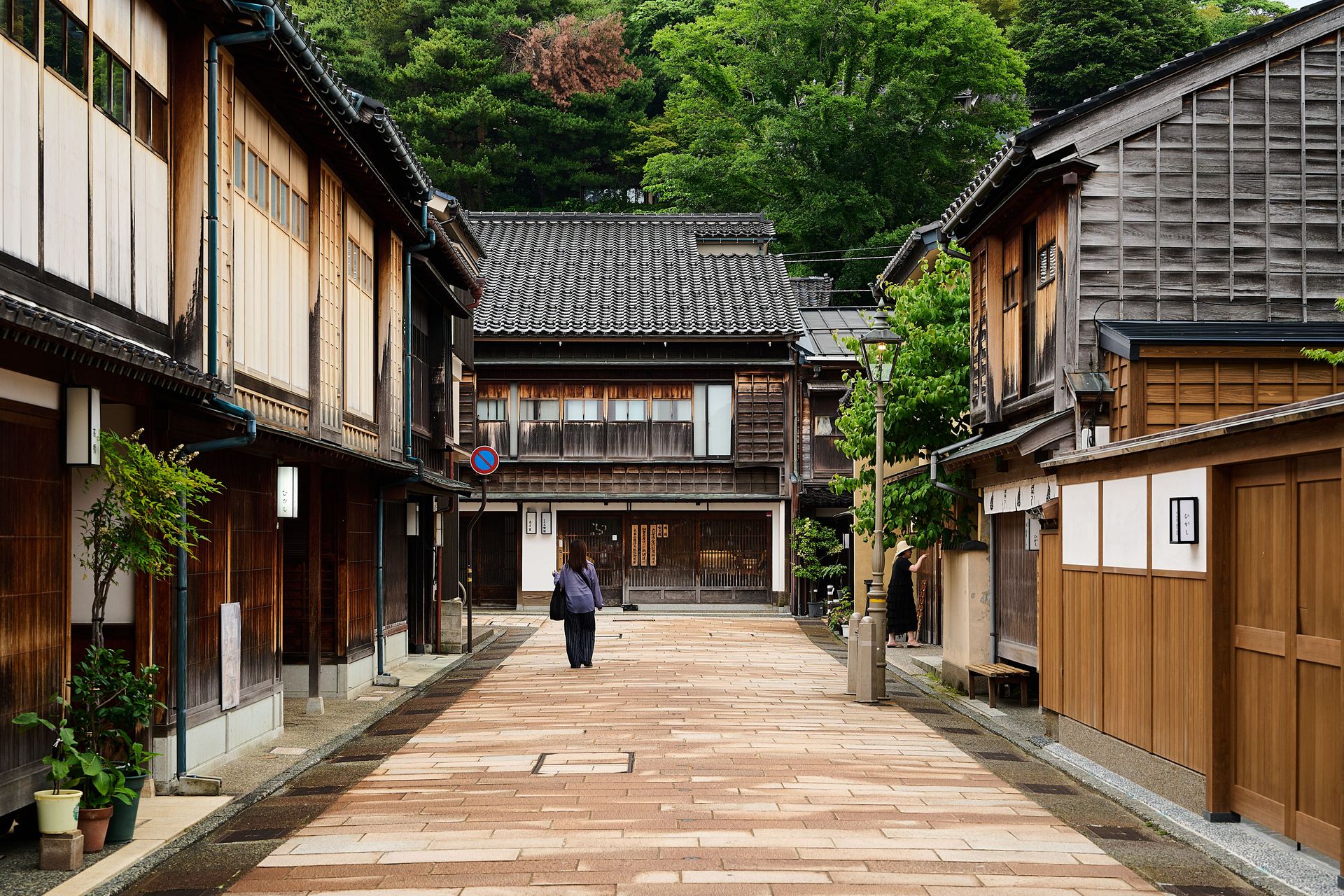 Rue traditionnelle paisible à Kanazawa, Japon avec une architecture en bois historique.