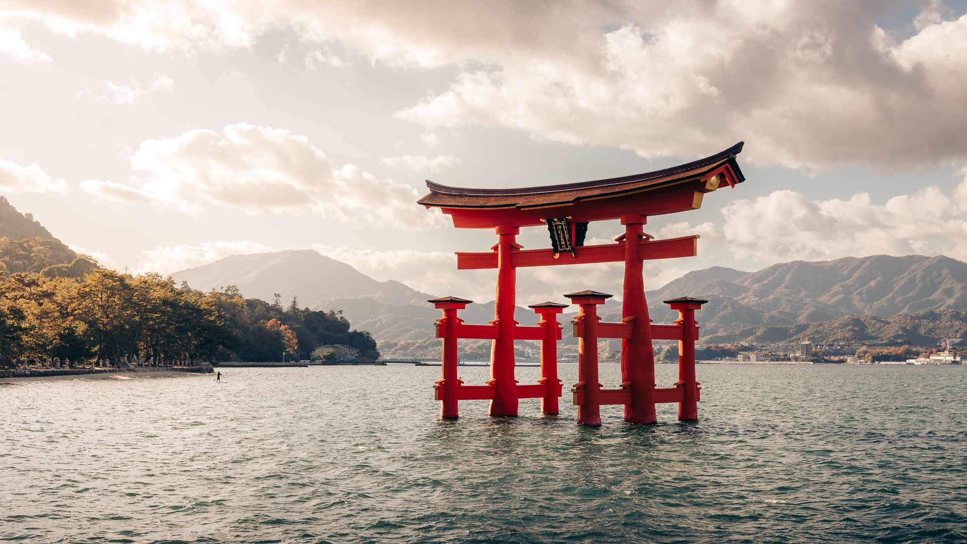 Vue majestueuse de l'emblématique porte torii rouge de la baie d'Hiroshima au Japon.