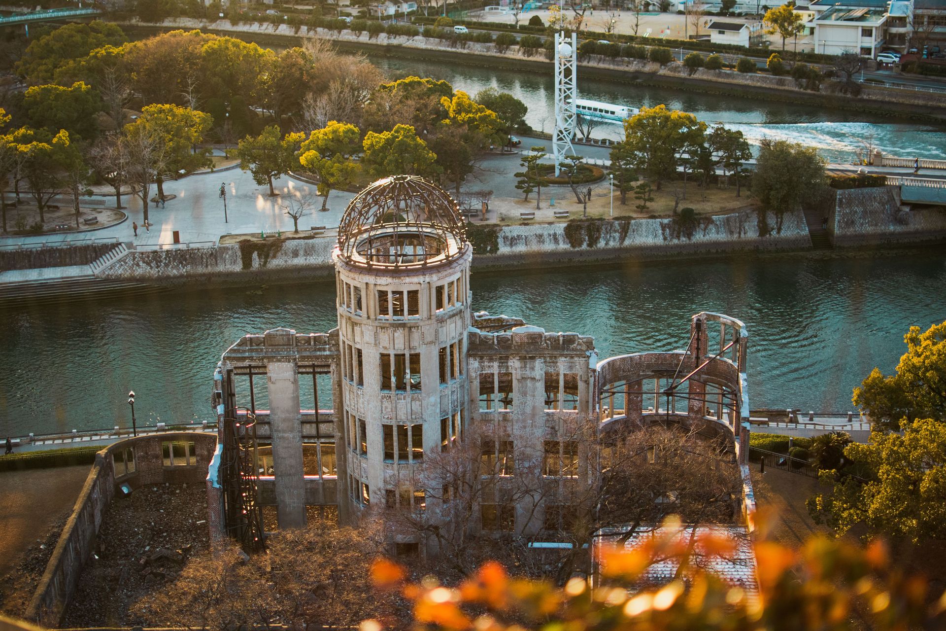 Superbe capture aérienne du dôme du Mémorial de la Paix d'Hiroshima, site classé au patrimoine mondial de l'UNESCO.