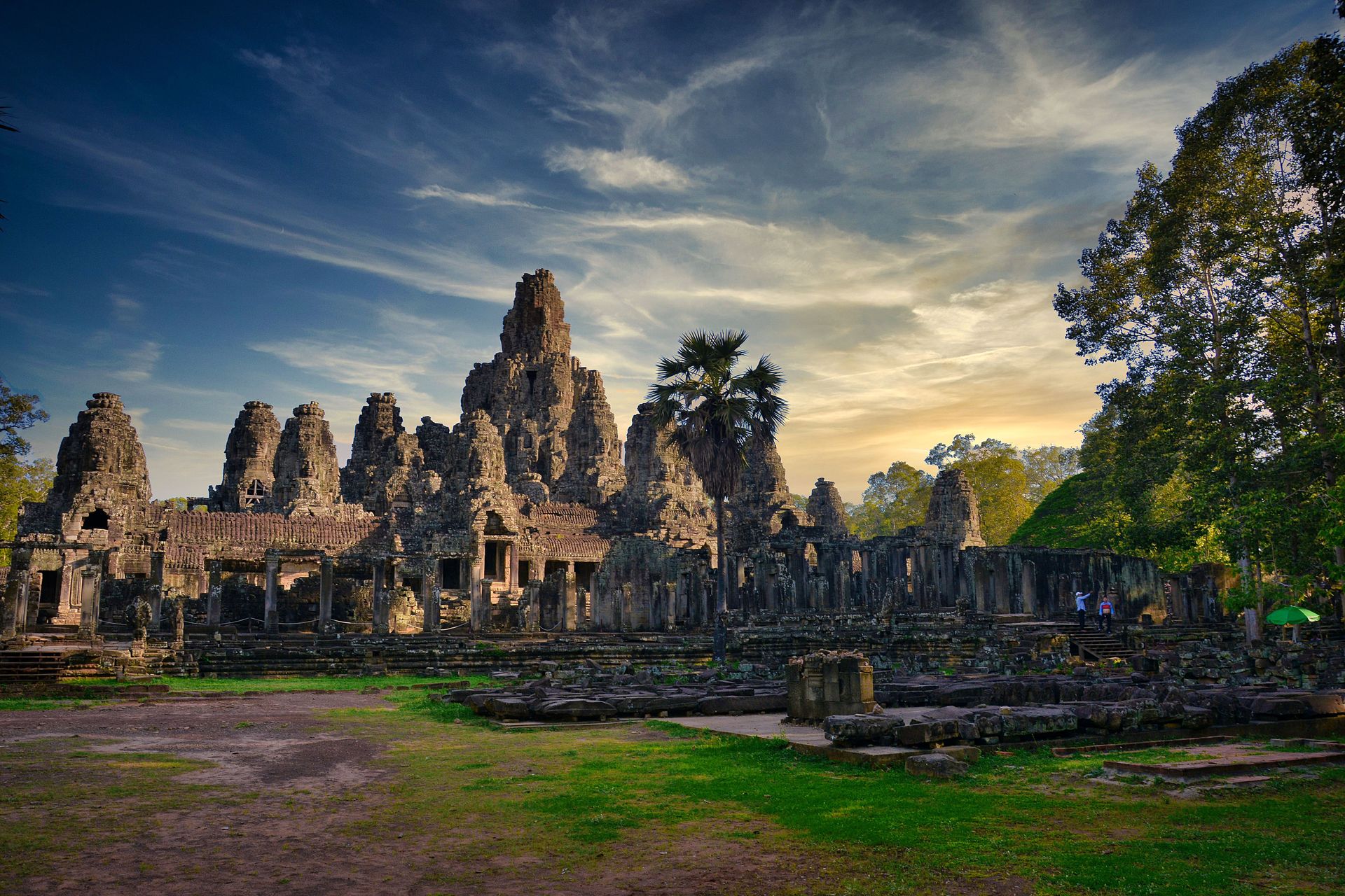 Découvrez l'ancien Temple Bayon au Cambodge, capturé au coucher du soleil avec des ciels dramatiques.