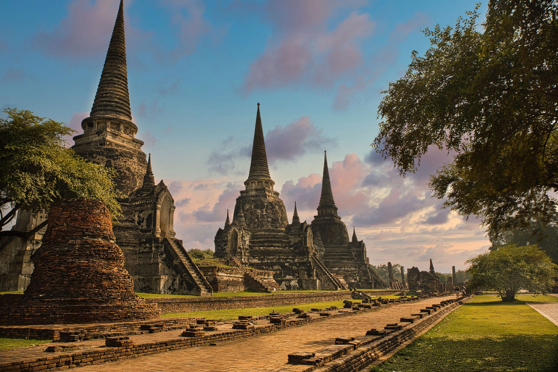 Découvrez les magnifiques anciens temples d'Ayutthaya en Thaïlande, mettant en valeur l'architecture historique et la beauté sereine au coucher du soleil.