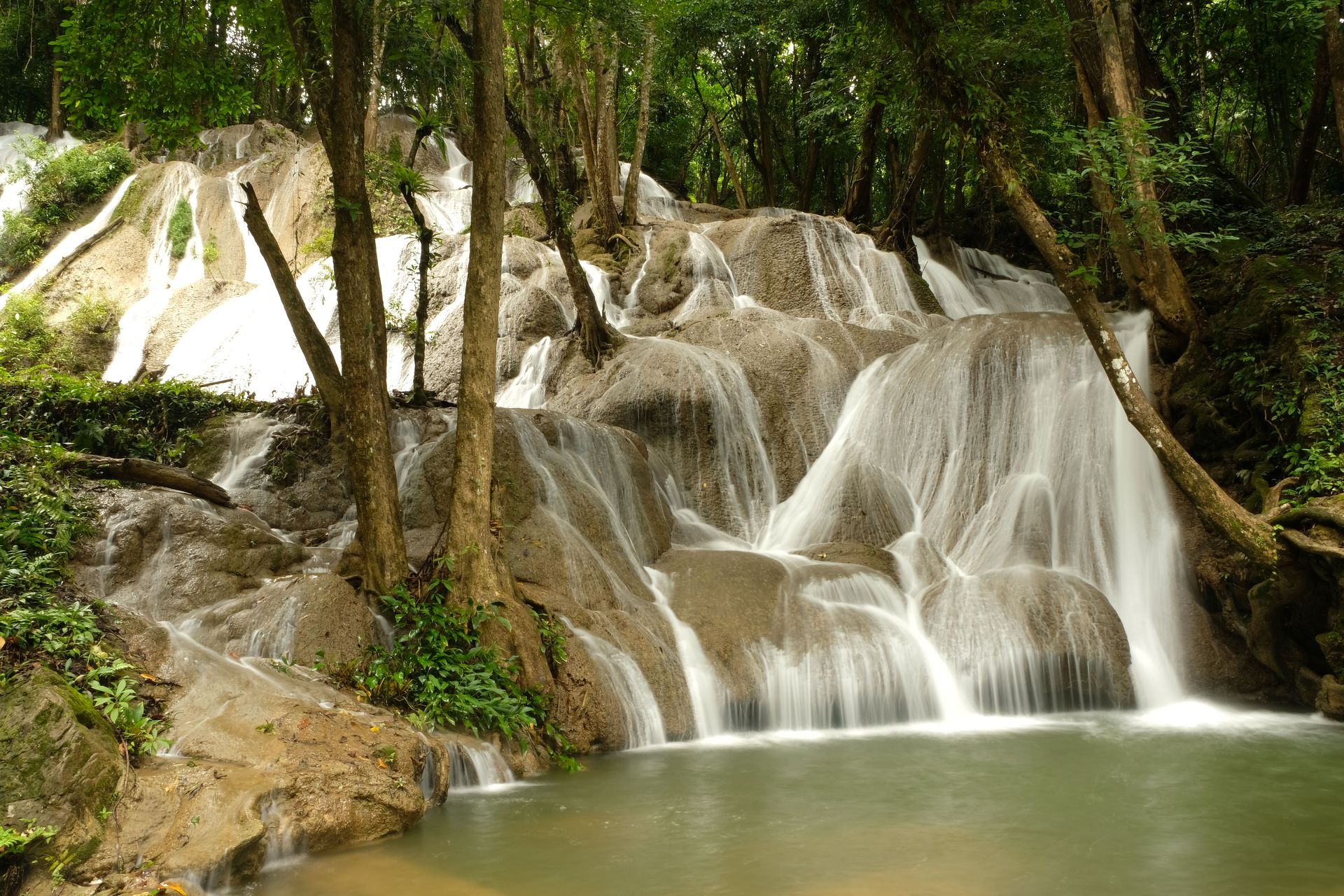 Cascade pittoresque dans les forêts luxuriantes de Kanchanaburi, en Thaïlande, mettant en valeur la beauté de la nature.