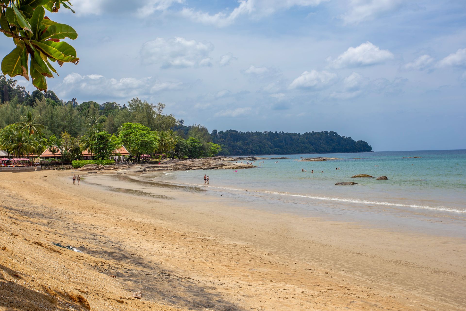 Découvrez la sérénité sur une plage tropicale à Khao Lak, en Thaïlande, idéale pour des vacances relaxantes.