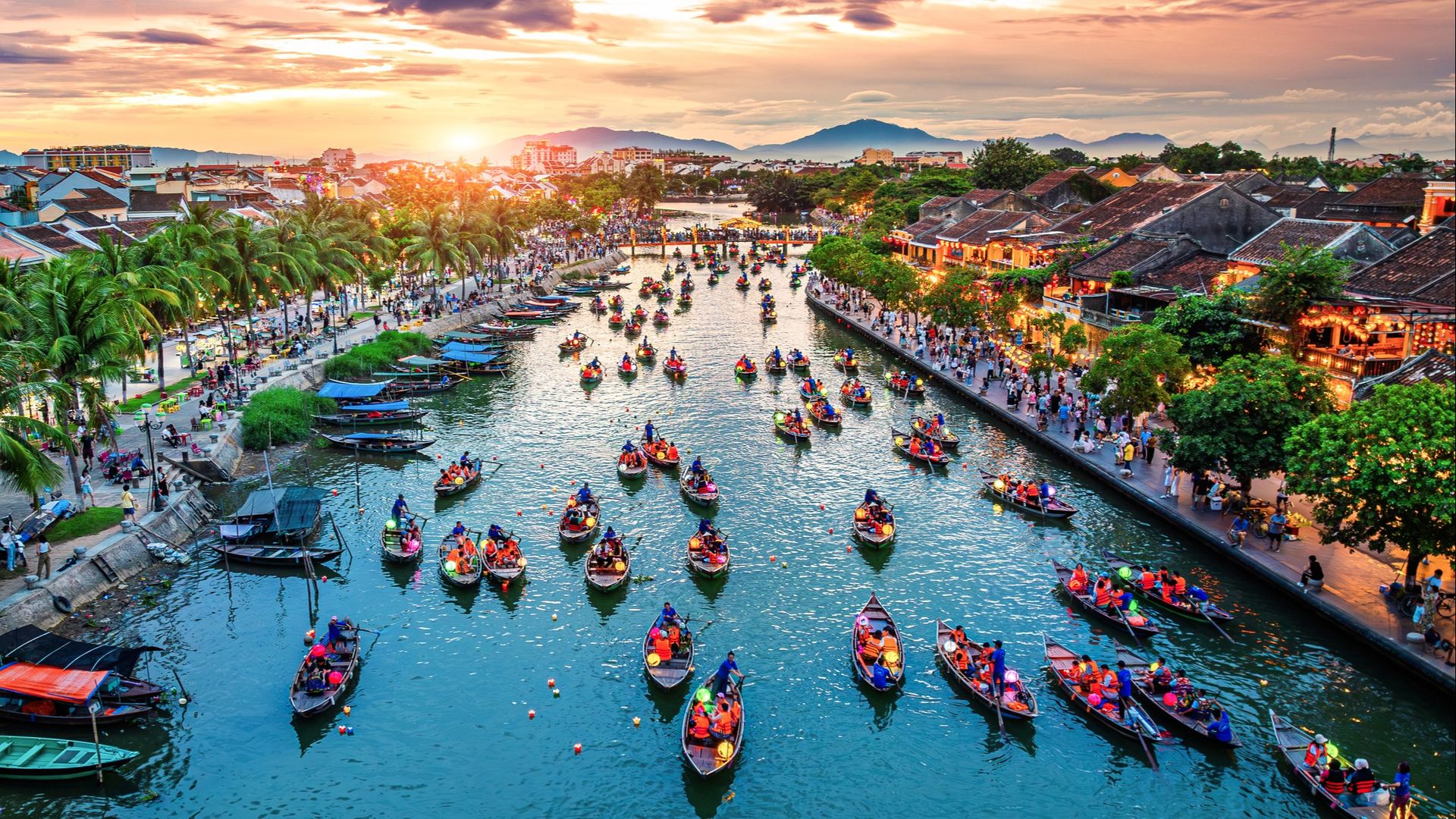 Vue aérienne de l’ancienne ville de Hoi An au crépuscule, Vietnam.