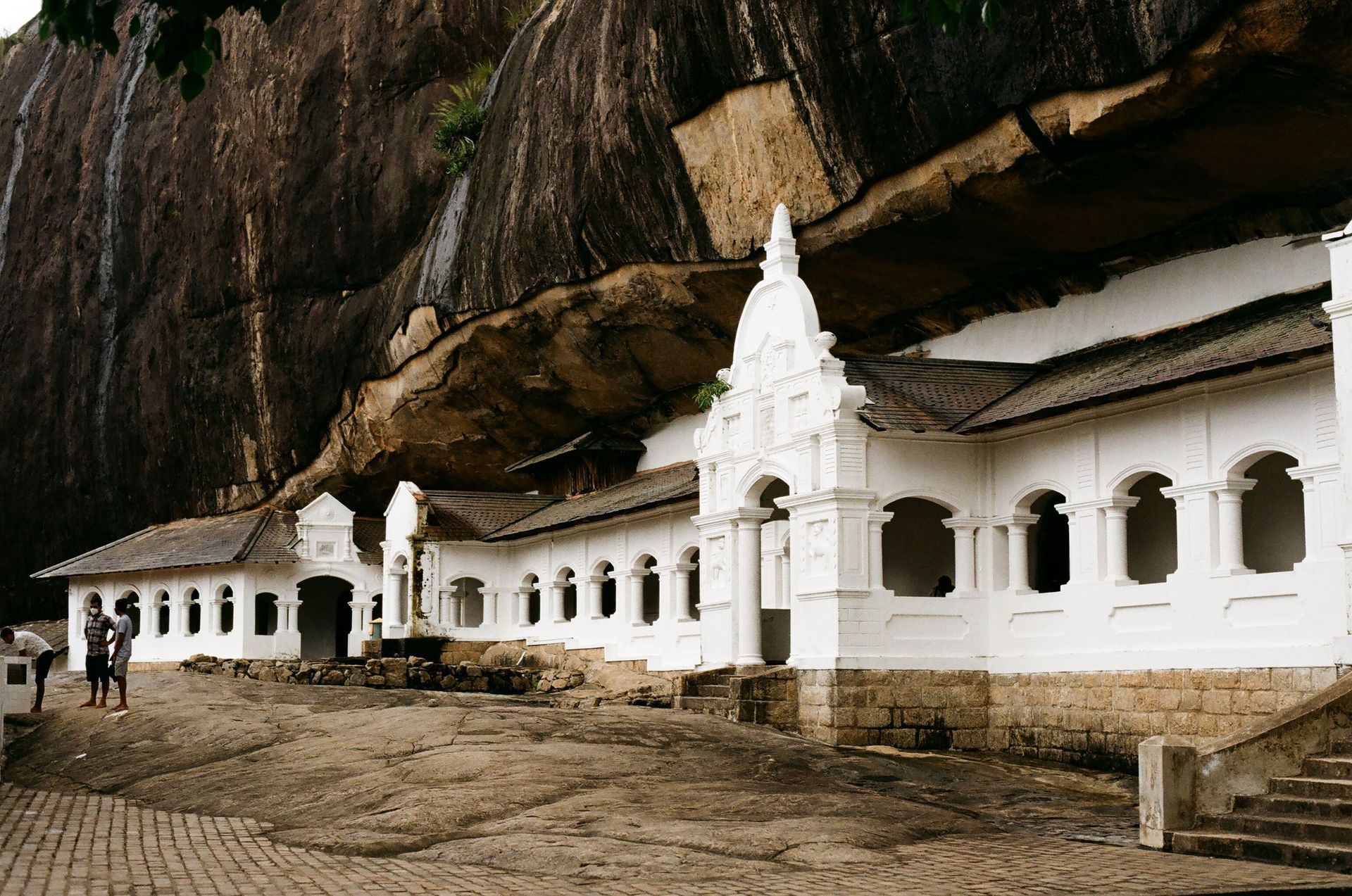 Vue saisissante du temple de Dambulla niché contre des formations rocheuses spectaculaires au Sri Lanka.