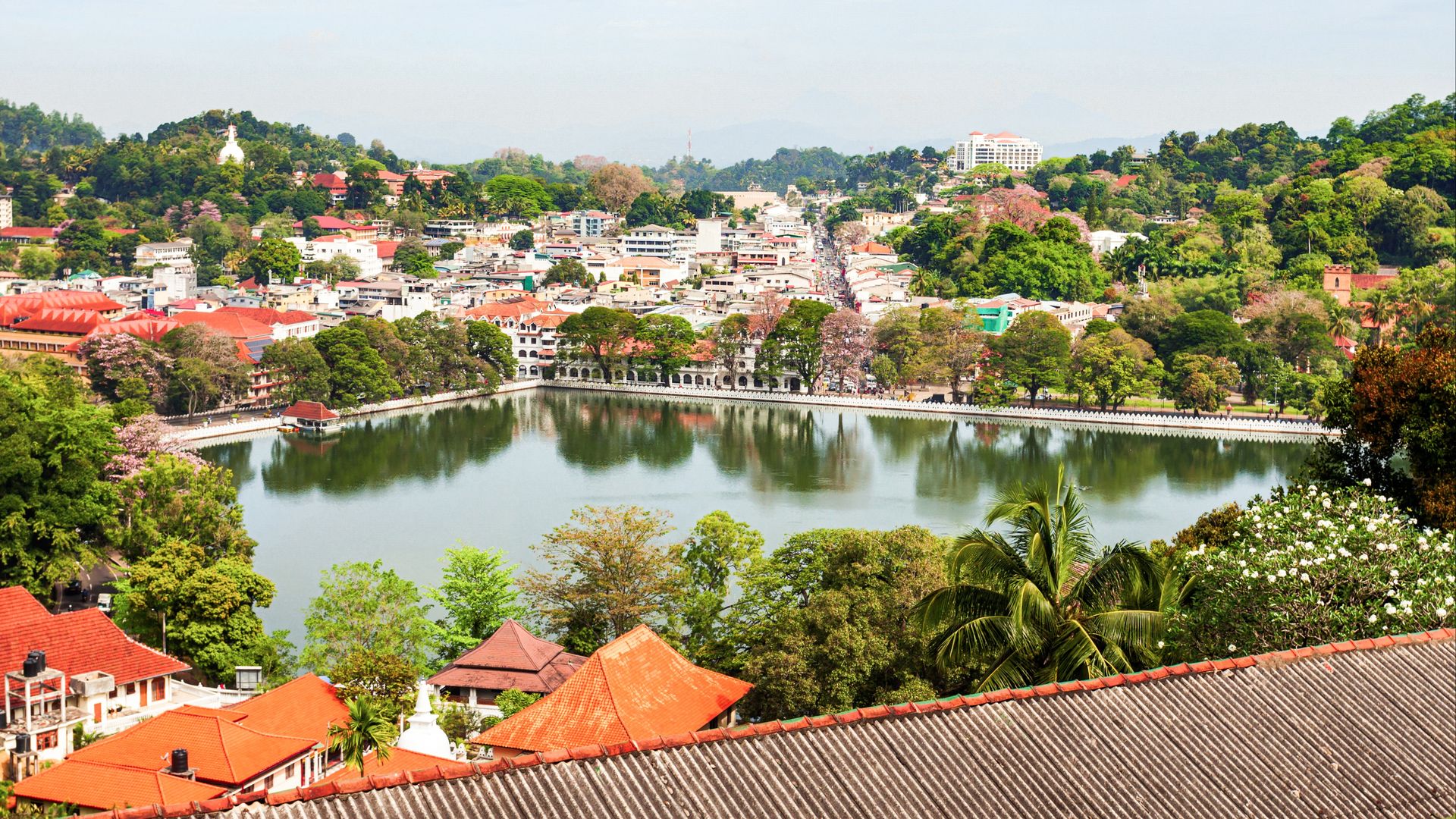 Une vue pittoresque de la ville de Kandy avec ses paysages verdoyants et son lac serein, Sri Lanka.