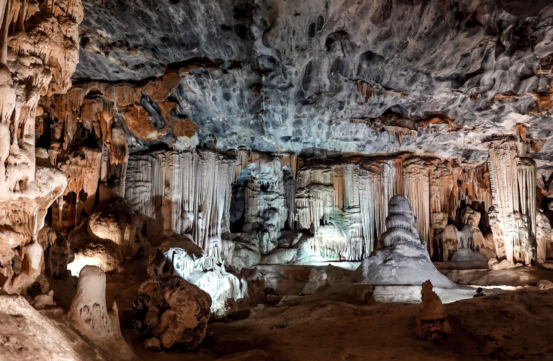 Découvrez les formations rocheuses à couper le souffle à l'intérieur des célèbres Grottes de Cango en Afrique du Sud.