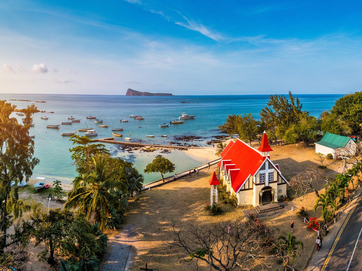 Église rouge au village de Cap Malheureux, île Maurice. Notre Dame de Auxiliatrice, église rurale au toit rouge dans le village tropical de Cap Malheureux sur l’île Maurice, océan Indien.