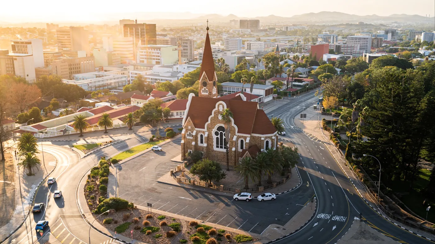 Monument historique Christ Church aka Christuskirche au coucher du soleil à Windhoek, capitale de la Namibie