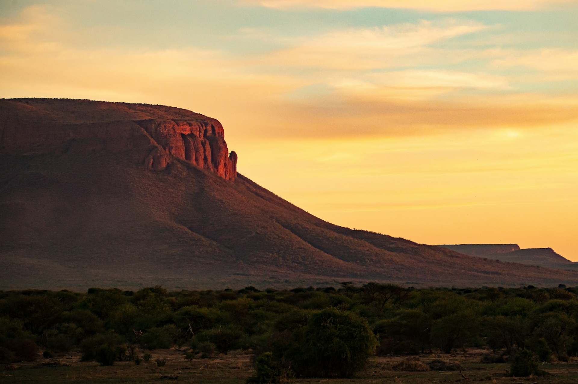 Le soleil se couche au-dessus des montagnes du plateau du Waterberg.