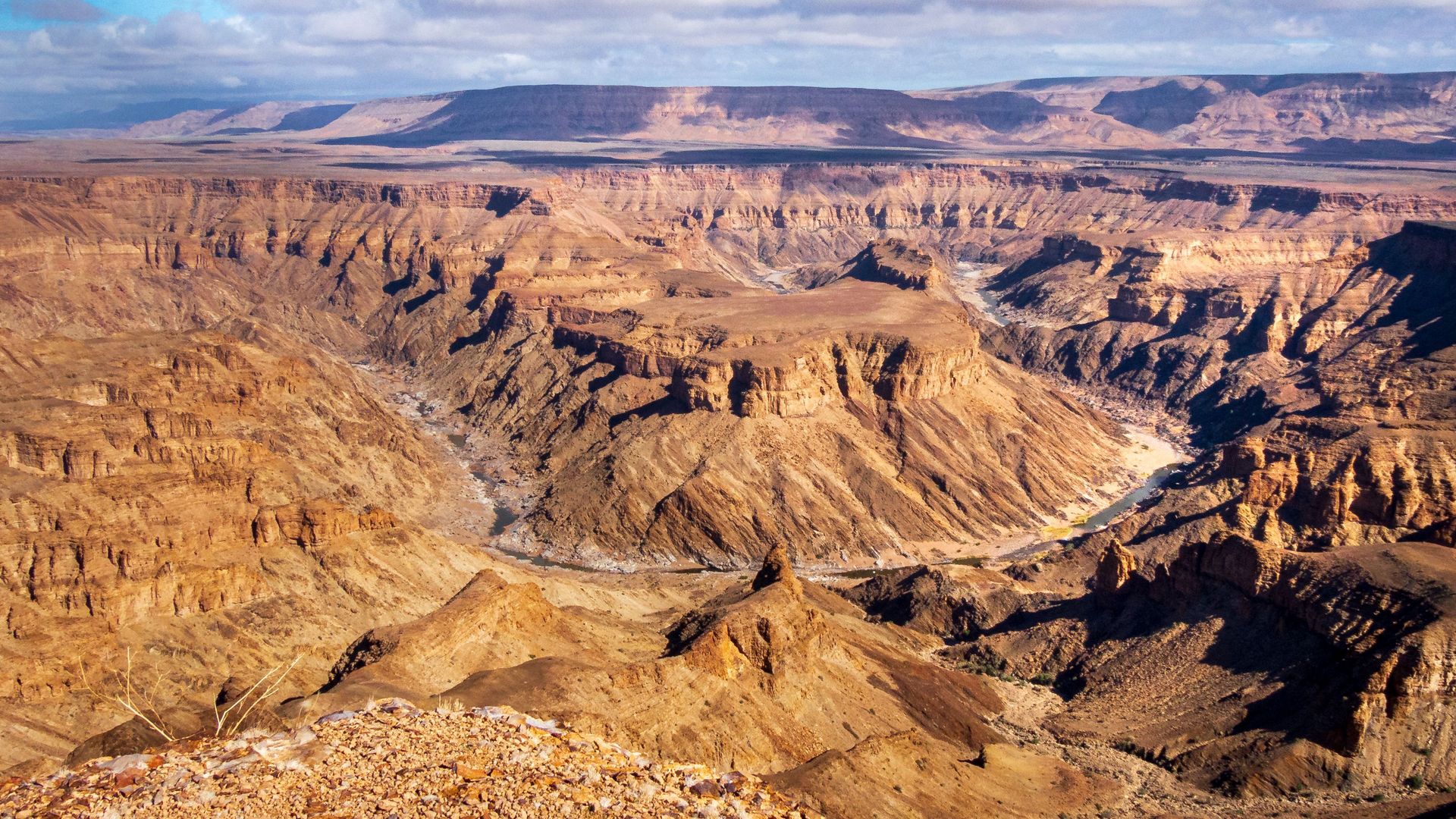 Panorama majestueux du Canyon du Fish River mettant en valeur des formations géologiques uniques.