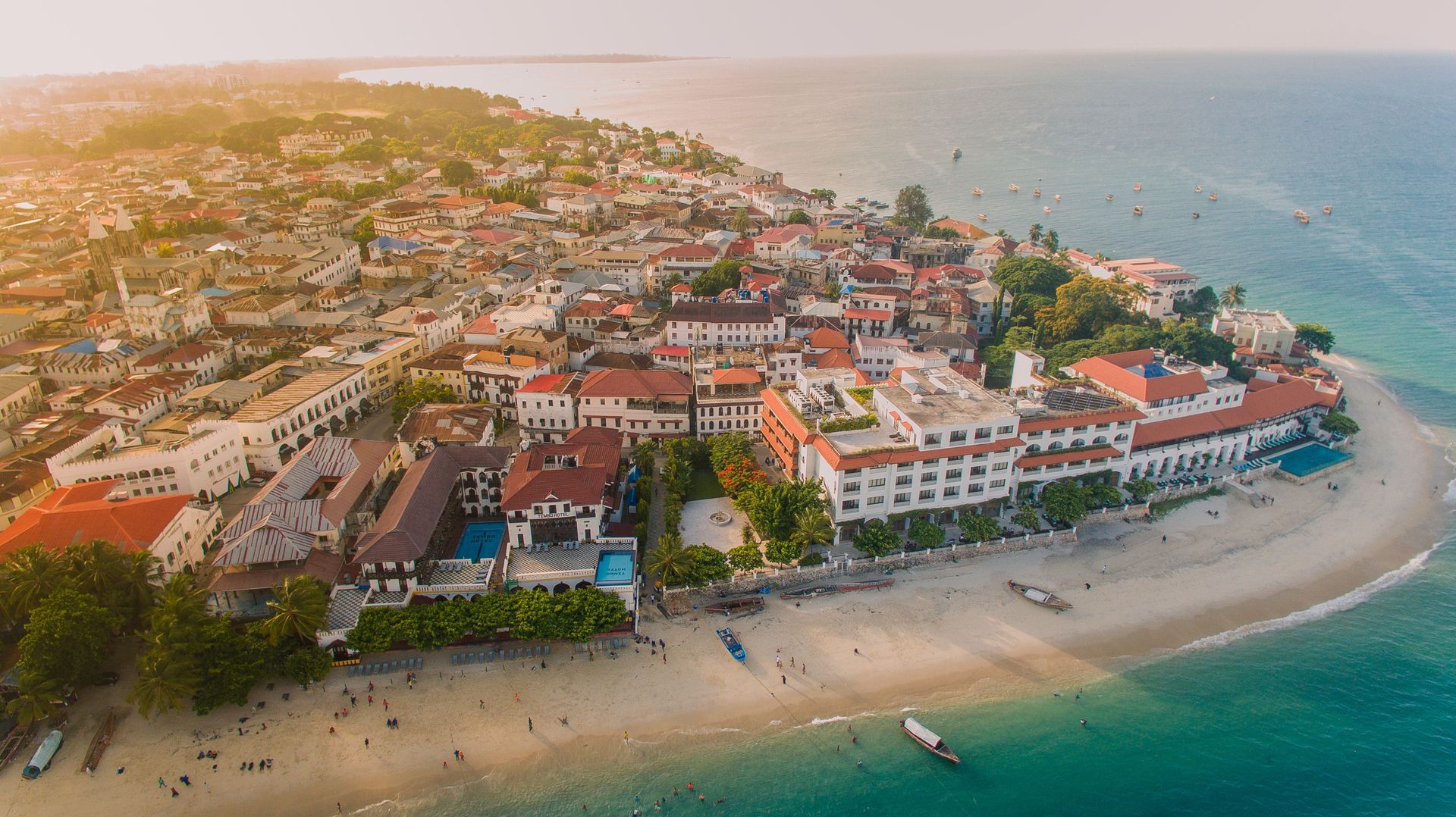Une prise de vue aérienne à couper le souffle de Stone Town, Zanzibar mettant en valeur l'architecture historique et la côte pittoresque.