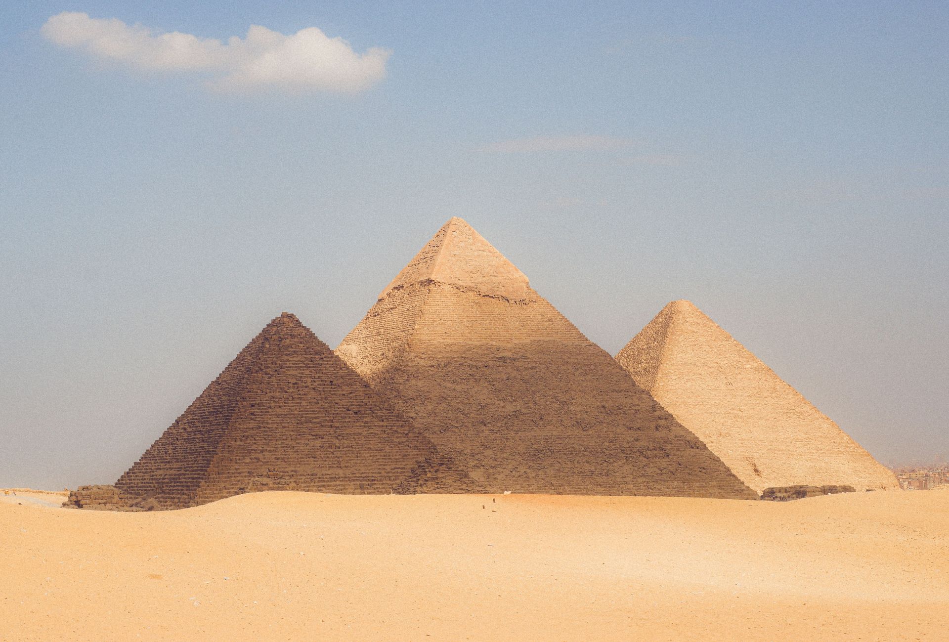 Une vue spectaculaire des Pyramides de Gizeh, mettant en valeur leur grandeur sous un ciel clair.