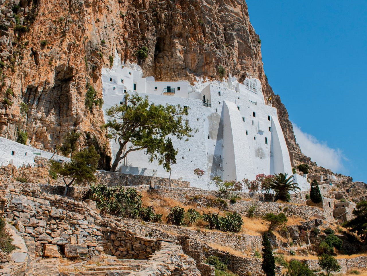 monument de pierres blanches sur l'île d'Amorgos incrusté dans la roche