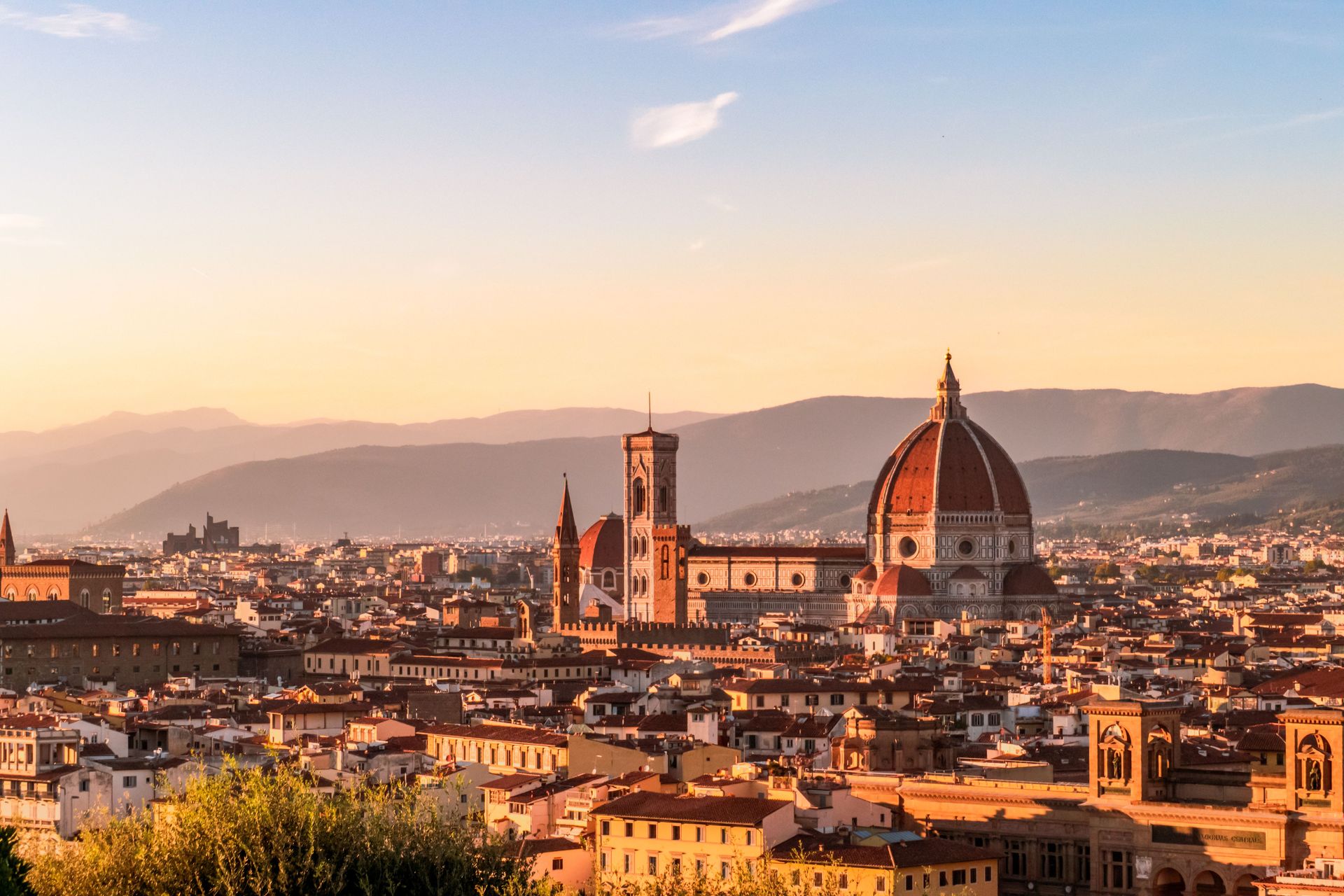 Coucher de soleil captivant sur Florence, mettant en valeur le Duomo iconique et la skyline toscane.