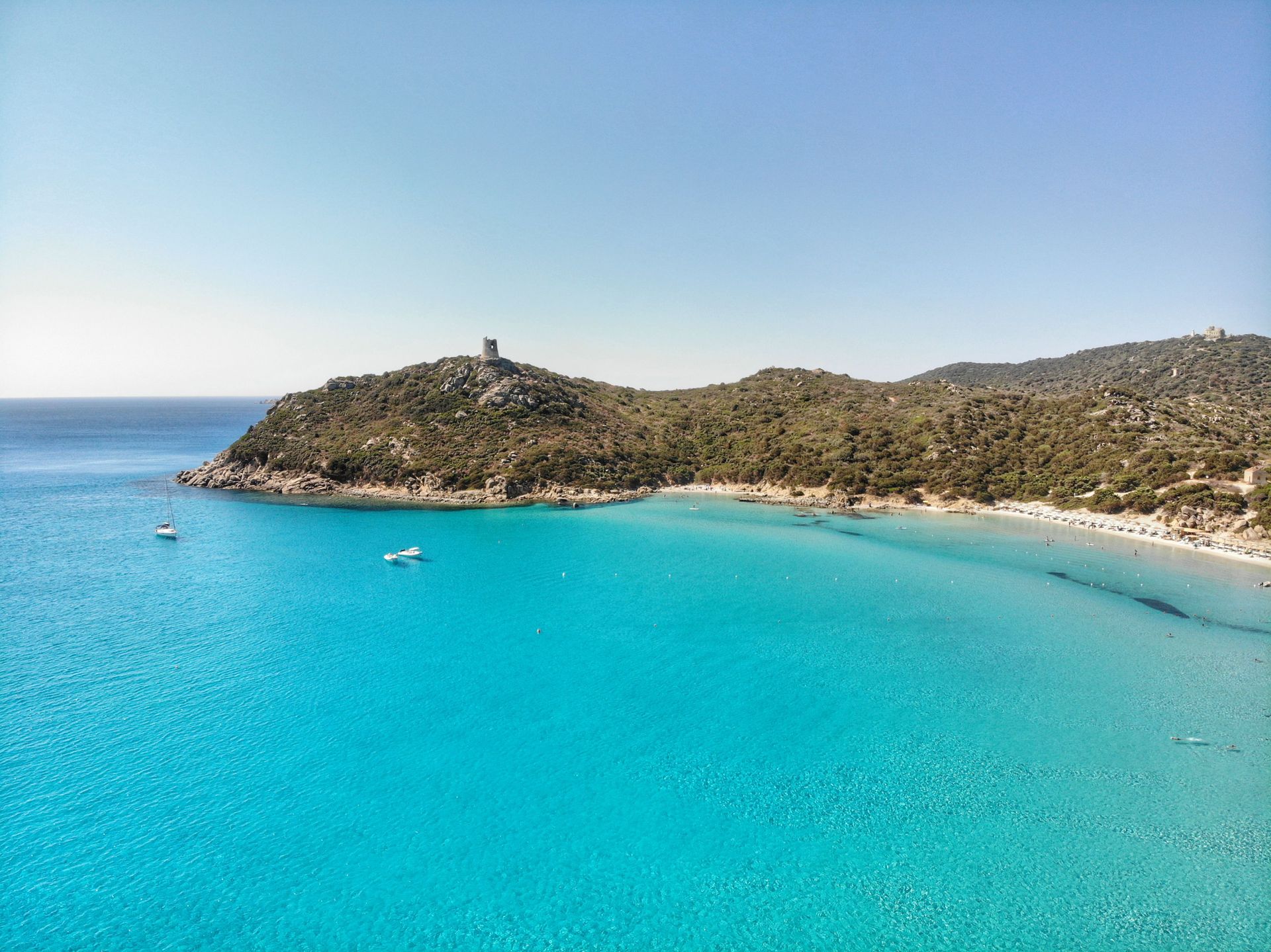 Une vue aérienne pittoresque de la Tour de Porto Giunco et des eaux turquoise à Villasimius, Sardaigne, Italie.