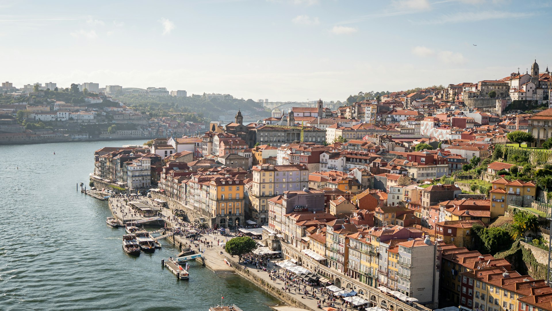 Vue des toits de Porto et des bâtiments au bord du fleuve Douro.