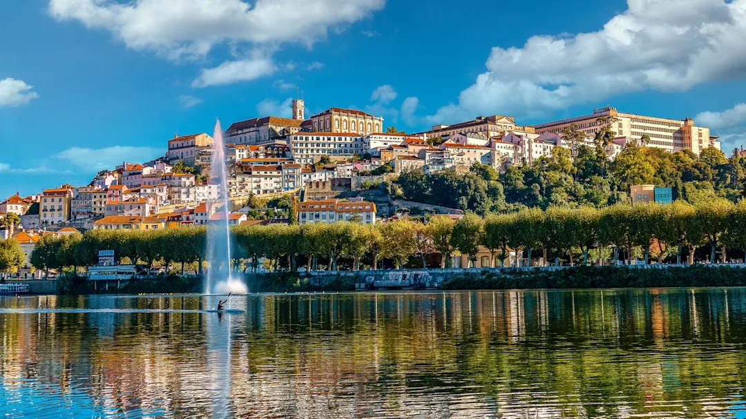 Vue sur Coimbra et la rivière Mondego au premier plan