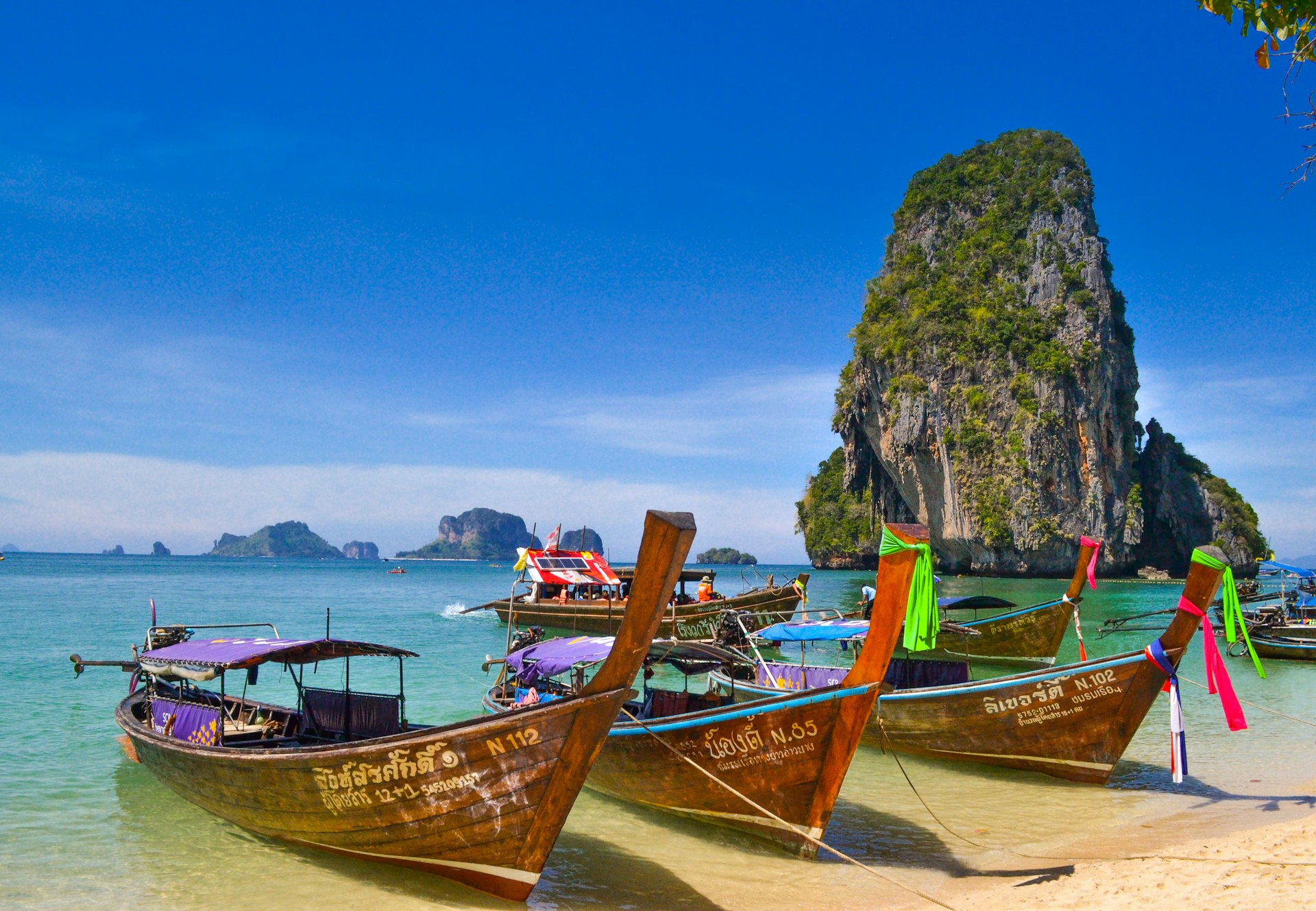 Bateaux longtail traditionnels sur la plage de Railay à Krabi — circuit sur mesure en Thaïlande
