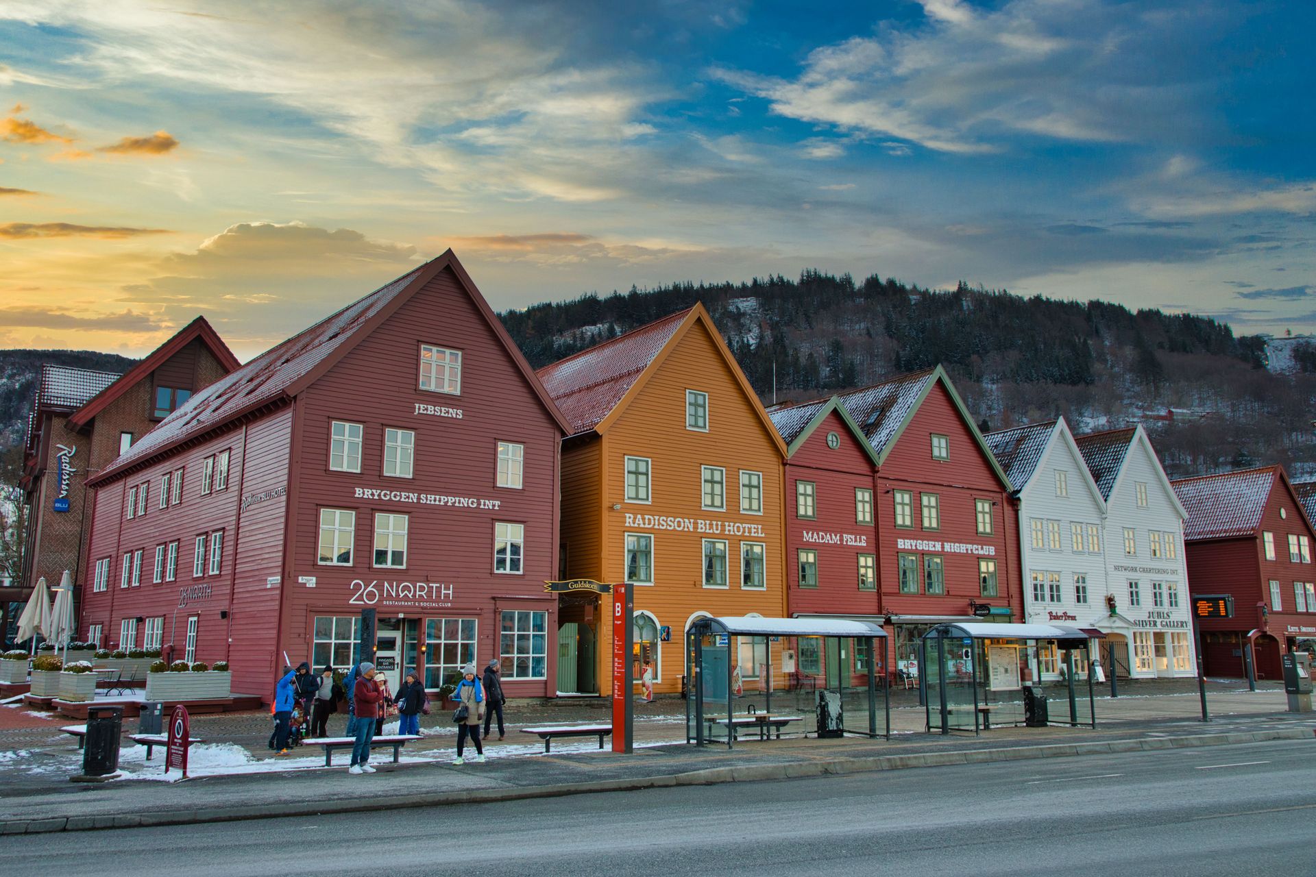 Maisons vibrantes avec un paysage montagneux à Bergen, en Norvège.