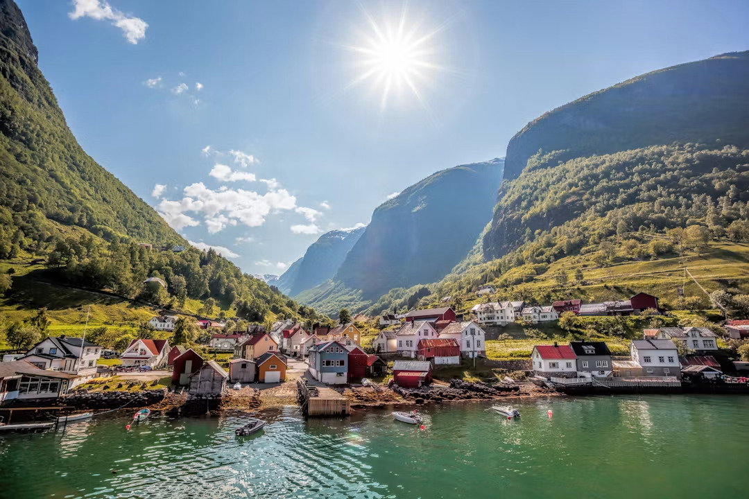 Vu sur la belle Flåm dans Aurlands fjord Norvège.