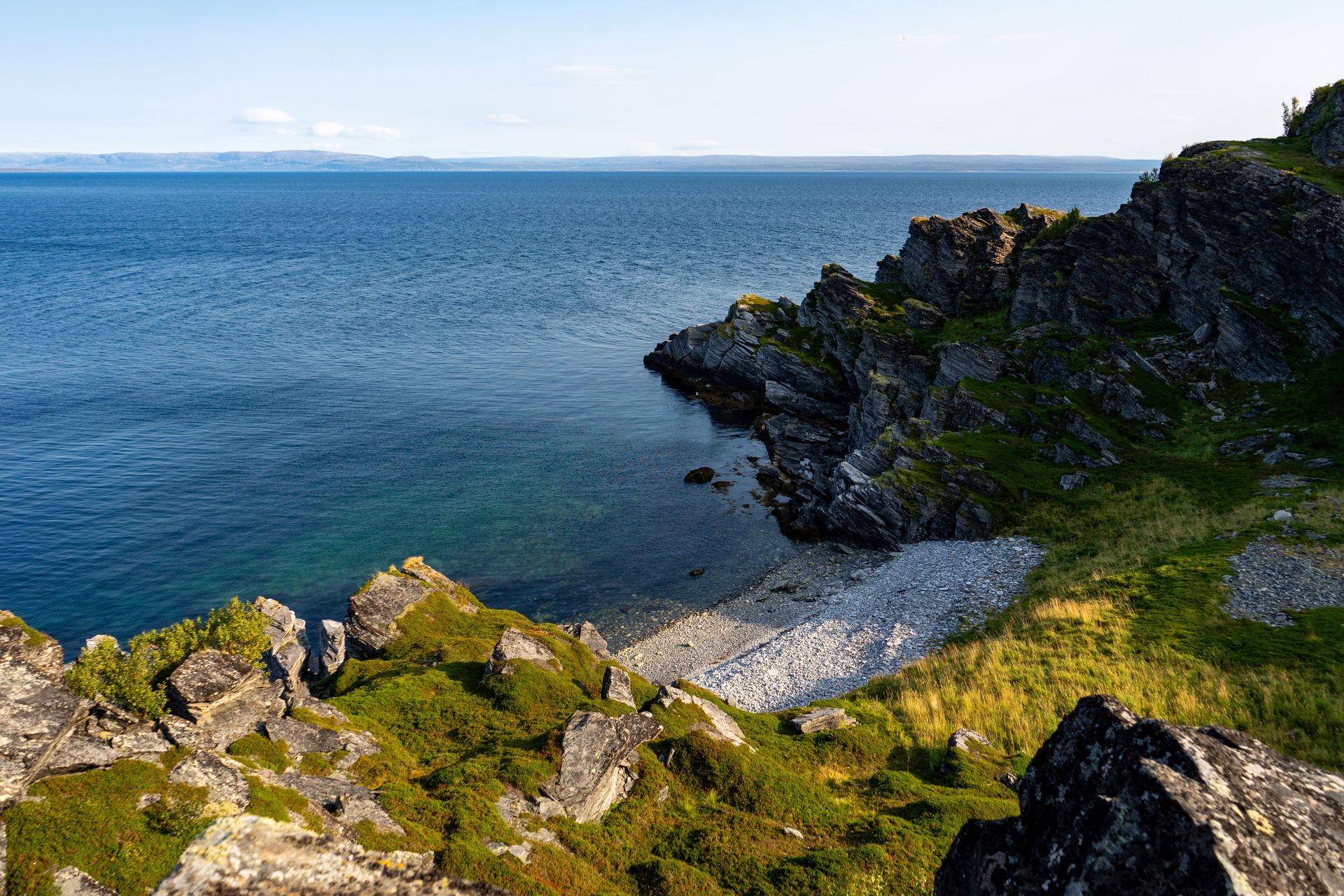 Vue à couper le souffle de la côte rocheuse et de la vaste mer à Honningsvåg dans la région de Finnmark, en Norvège.