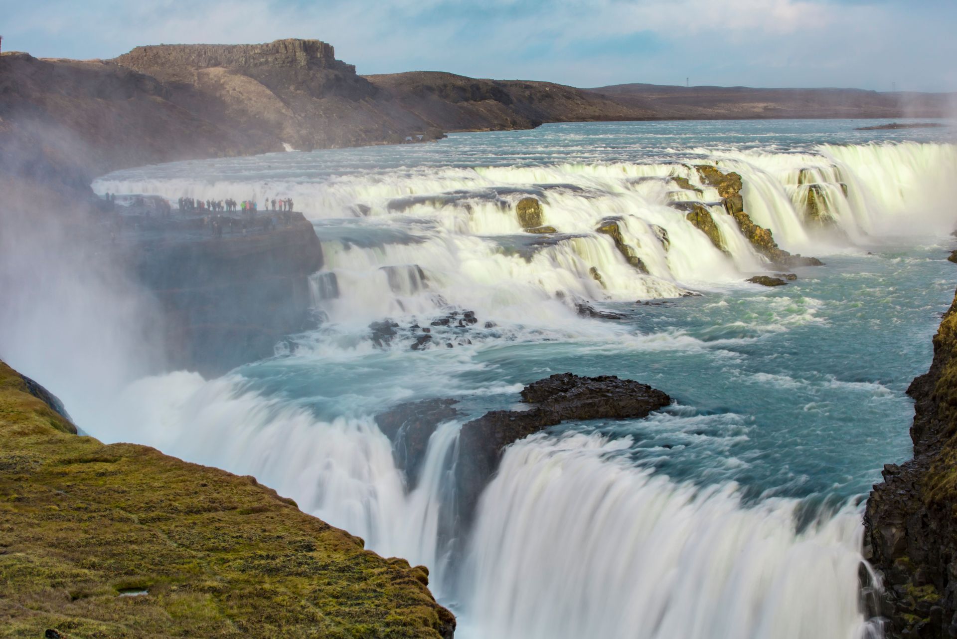 Découvrez la spectaculaire cascade Gullfoss se déversant à travers le paysage époustouflant de l'Islande, un élément emblématique du Cercle d'or.