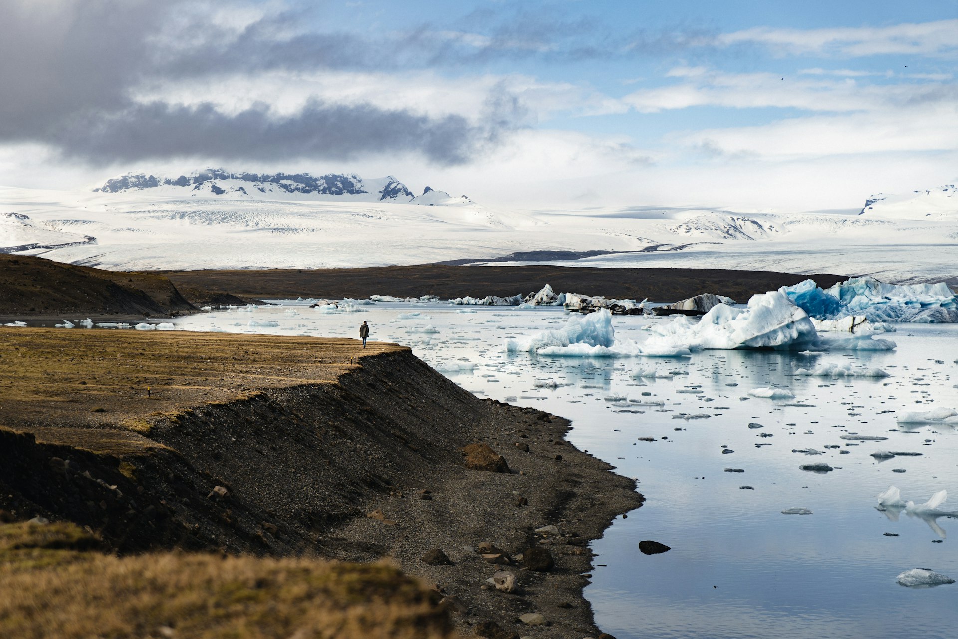 L'étendue d’eau du lagon glaciaire de Jökulsárlón.