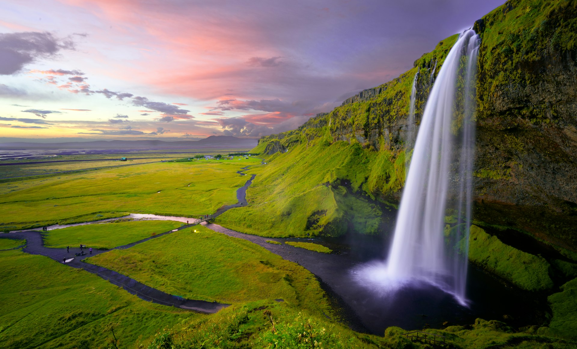 Cascade de Seljalandsfoss au couché du soleil