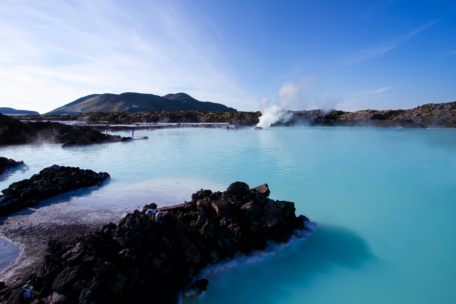 Eau thermale bleu du Blue Lagon et ses roches de lave noire