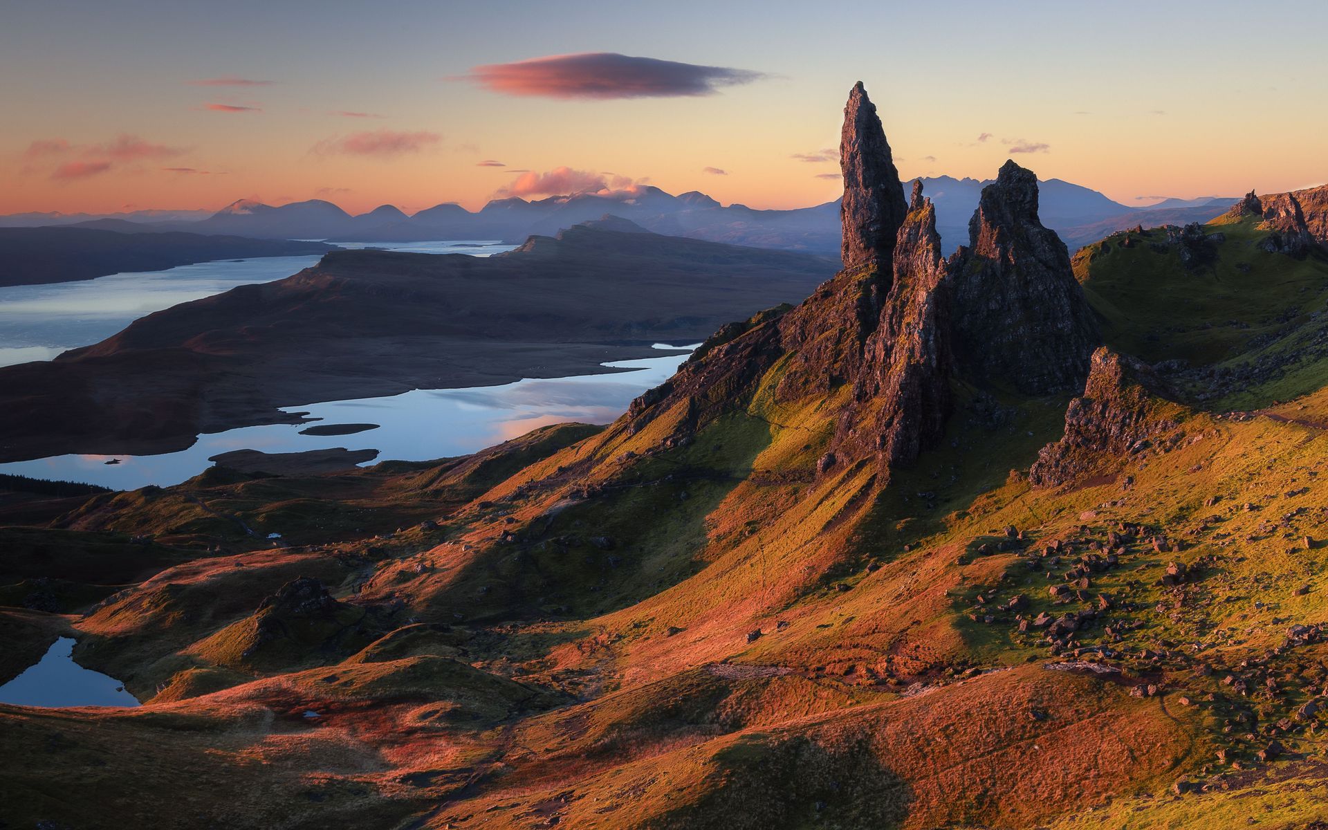 Vue captivante du Old Man of Storr au lever du soleil, mettant en valeur le paysage emblématique de l'Écosse.