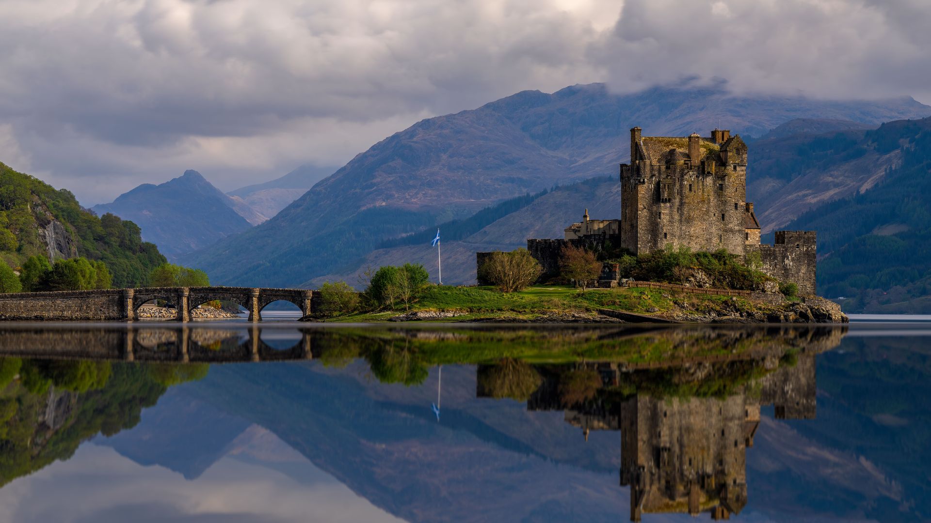 Vue époustouflante du château d'Eilean Donan et du pont reflétés sur le Loch Duich en Écosse.