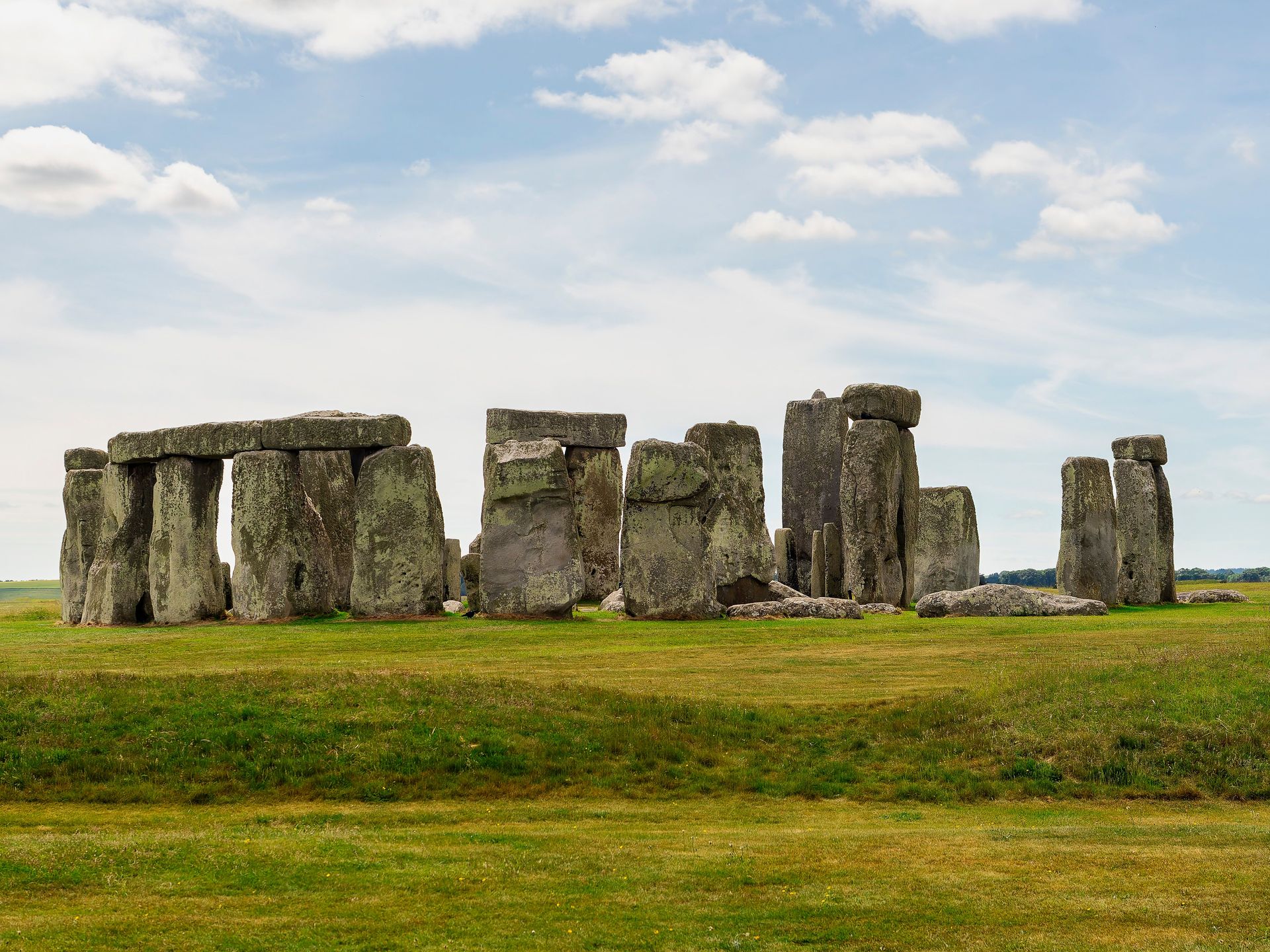 Une vue claire du monument historique de Stonehenge par une journée ensoleillée dans le Wiltshire, en Angleterre.