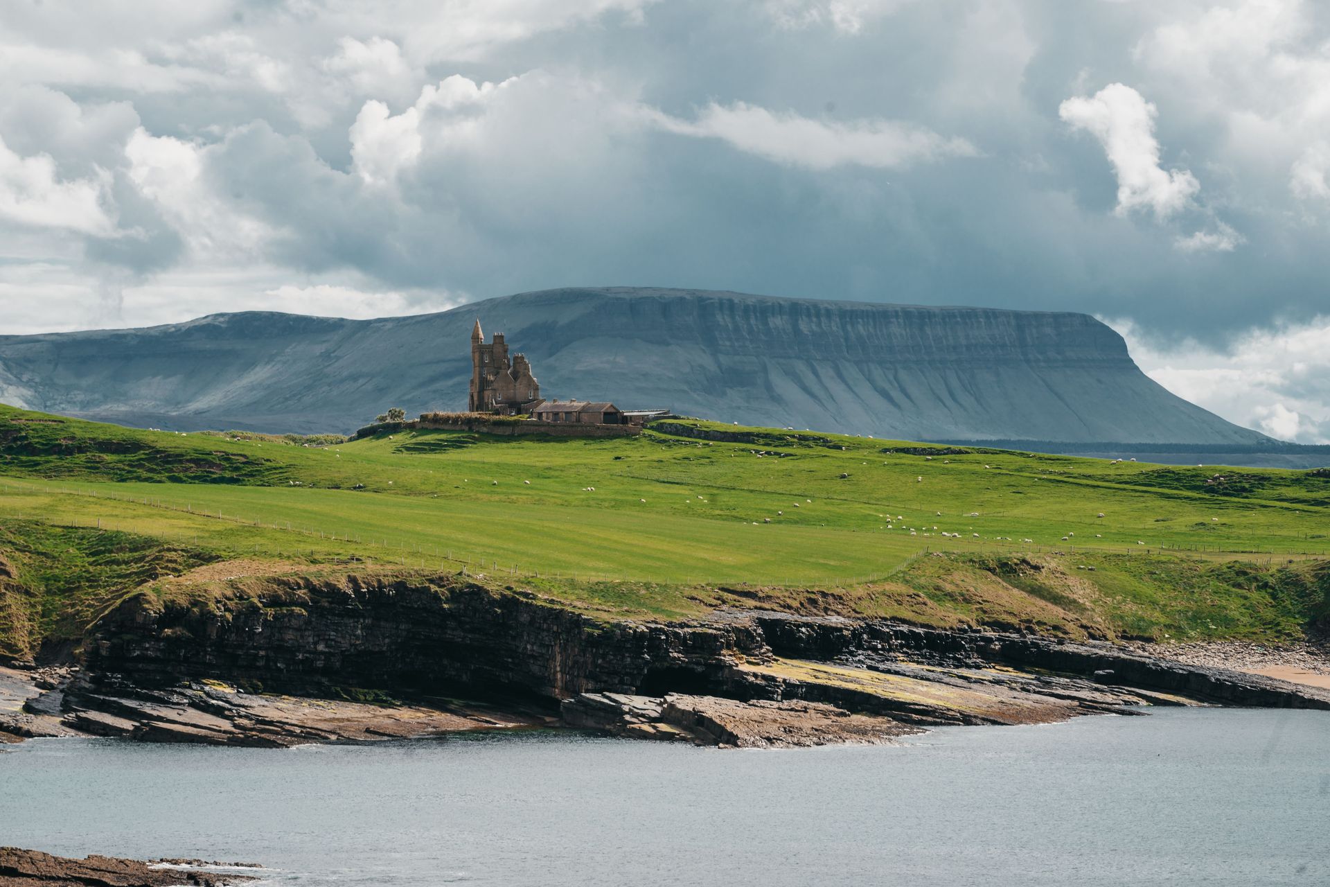 Vue panoramique du Château de Classiebawn avec des falaises dramatiques et une végétation luxuriante dans le Comté de Sligo, Irlande.