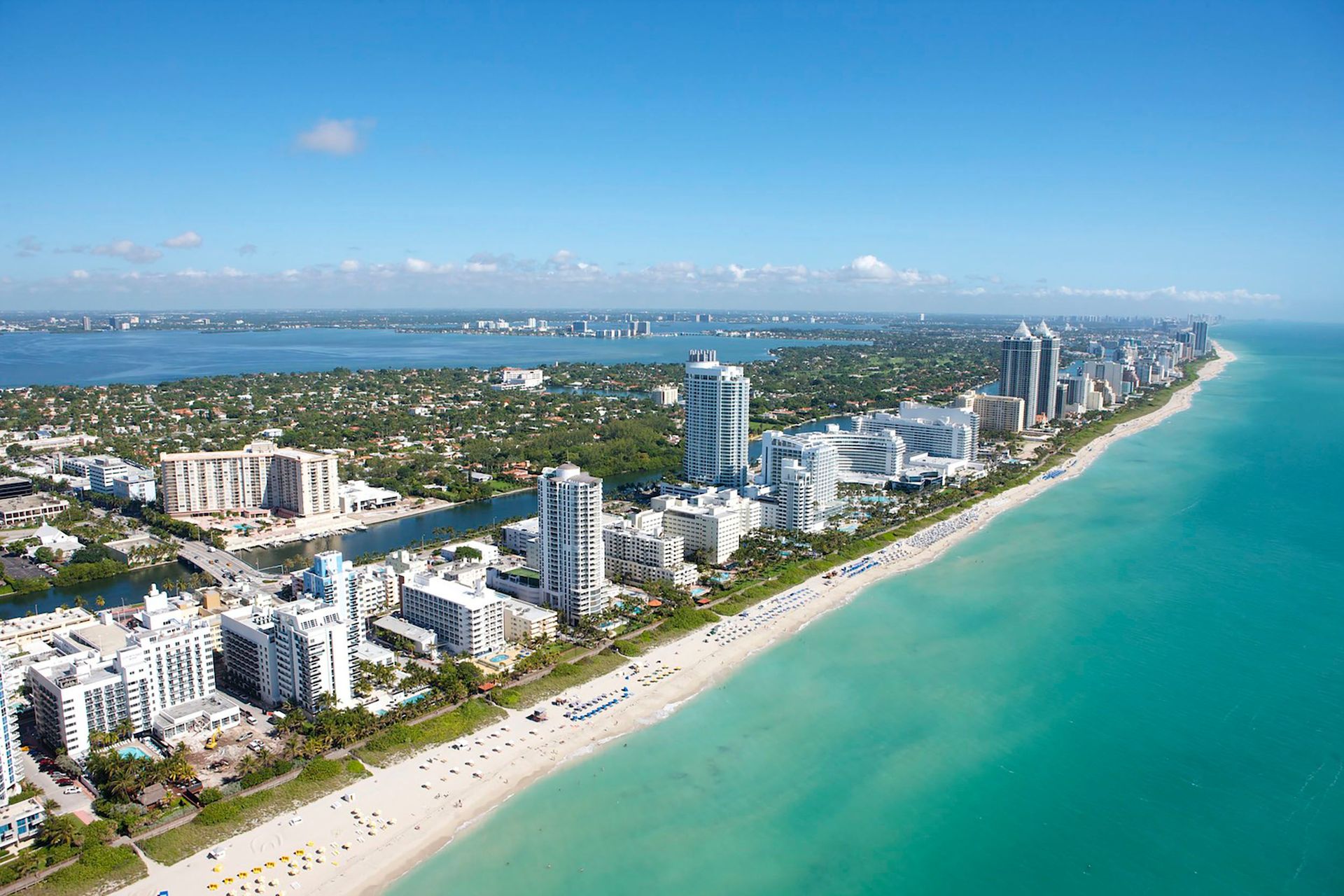Vue aérienne époustouflante de la skyline de Miami Beach le long de l'océan Atlantique, idéale pour des images de voyage et d'aventure.