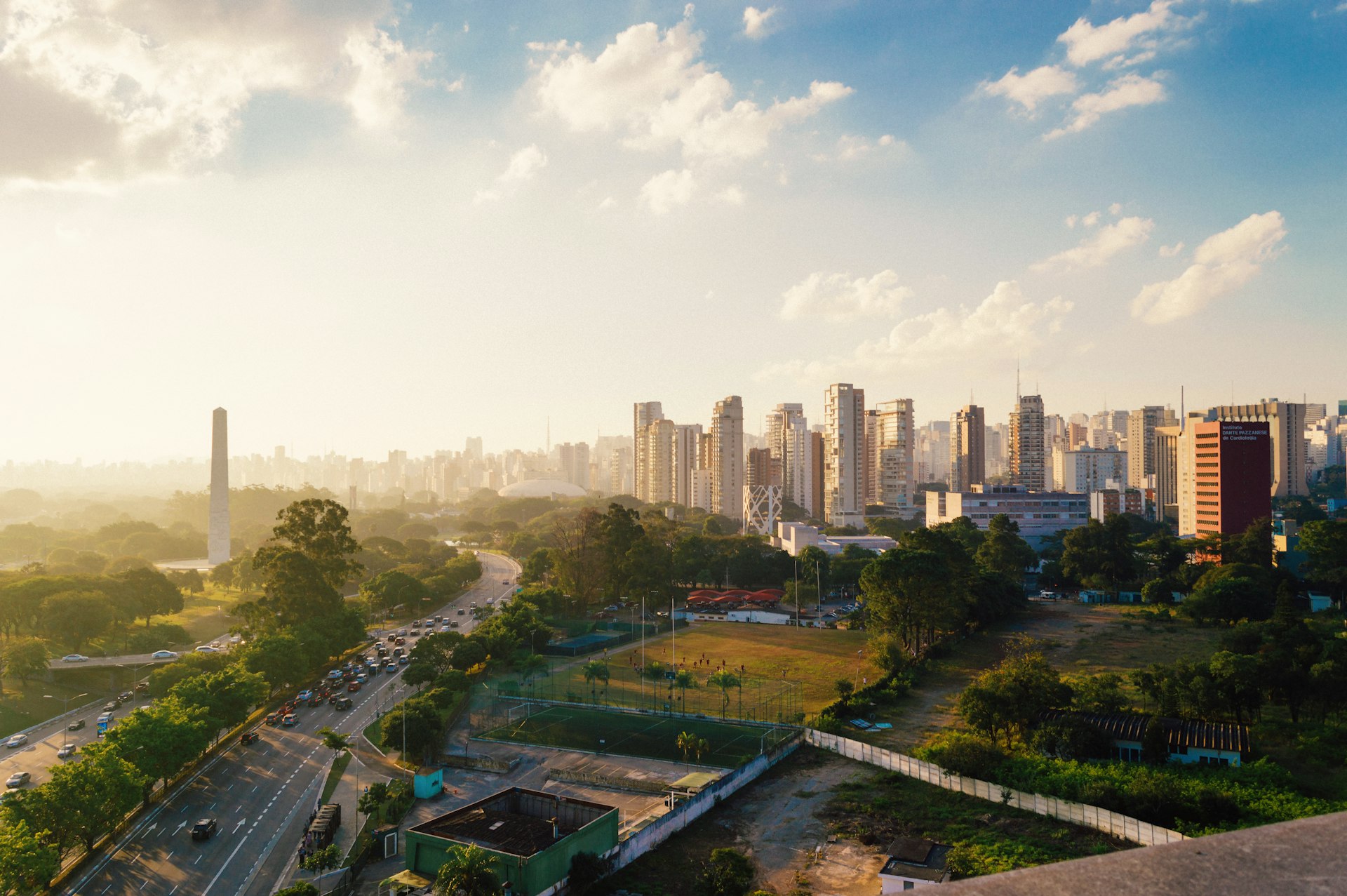 Une vue sur la ville de São Paulo depuis un immeuble en hauteur.