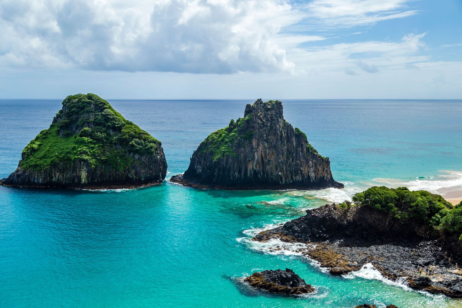 Une vue époustouflante des formations rocheuses des Deux Frères dans des eaux turquoise à Fernando de Noronha, Brésil.