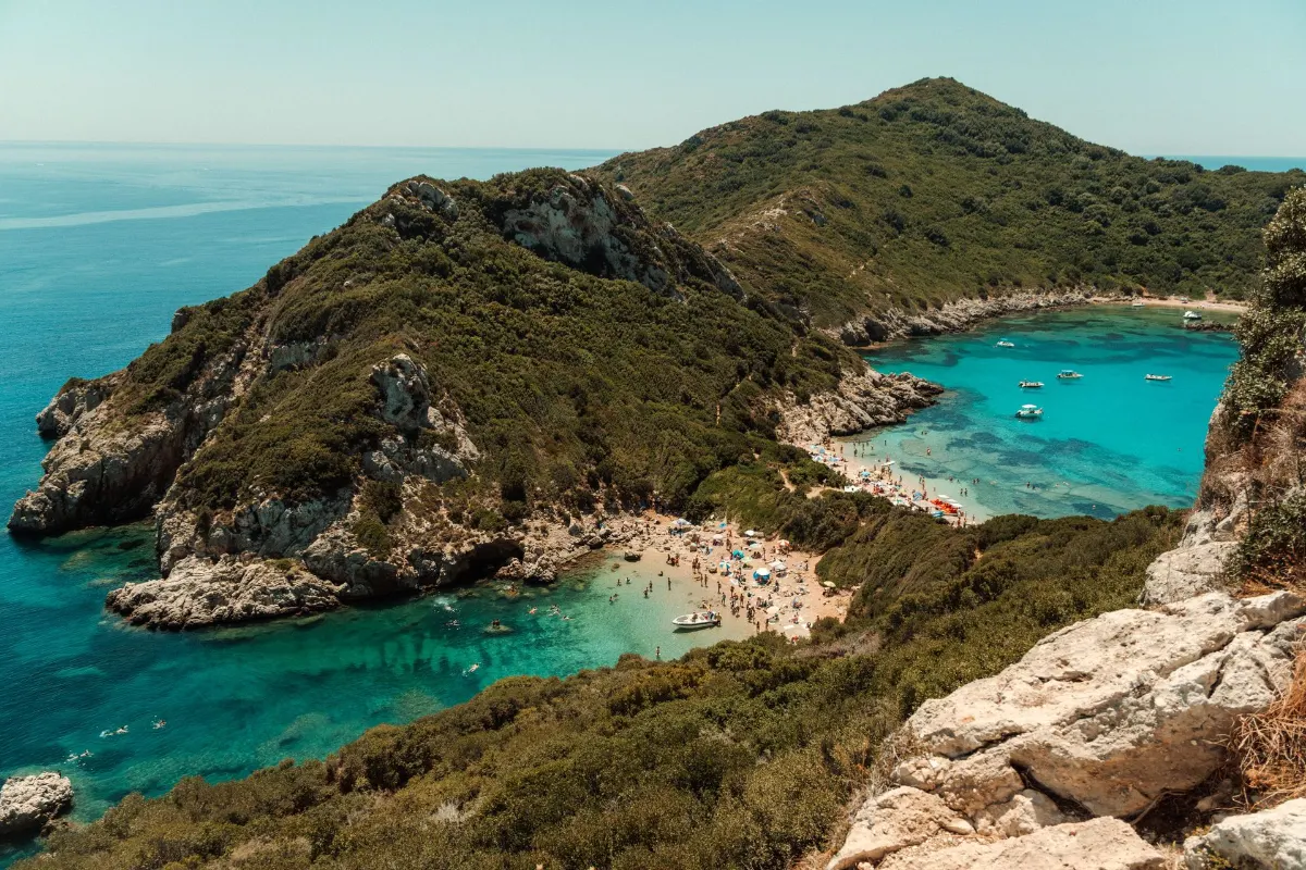 Vue aérienne à couper le souffle de la plage de Porto Timoni avec ses eaux turquoise et sa végétation luxuriante à Corfou, en Grèce.