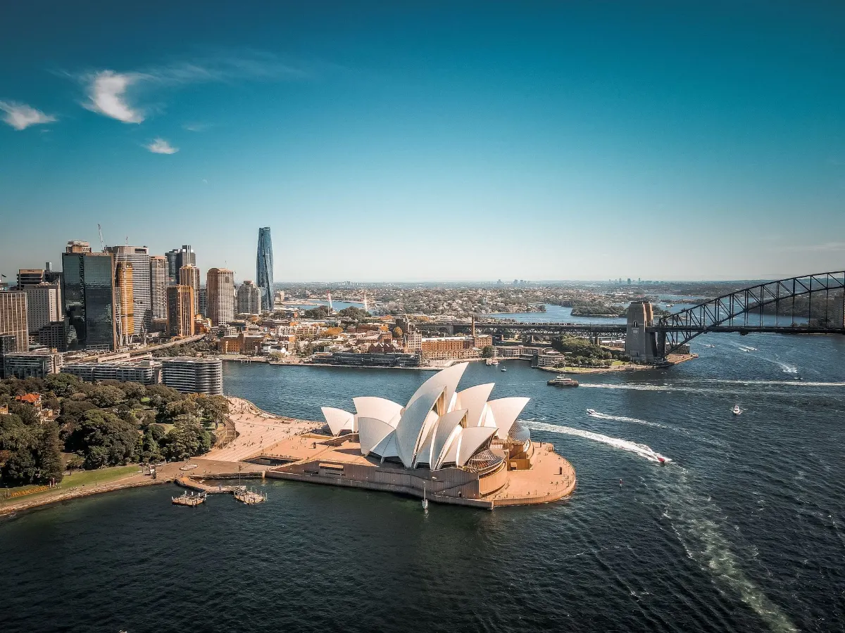 Vue aérienne à couper le souffle de l'Opéra de Sydney, avec la silhouette urbaine environnante et le pont du port.
