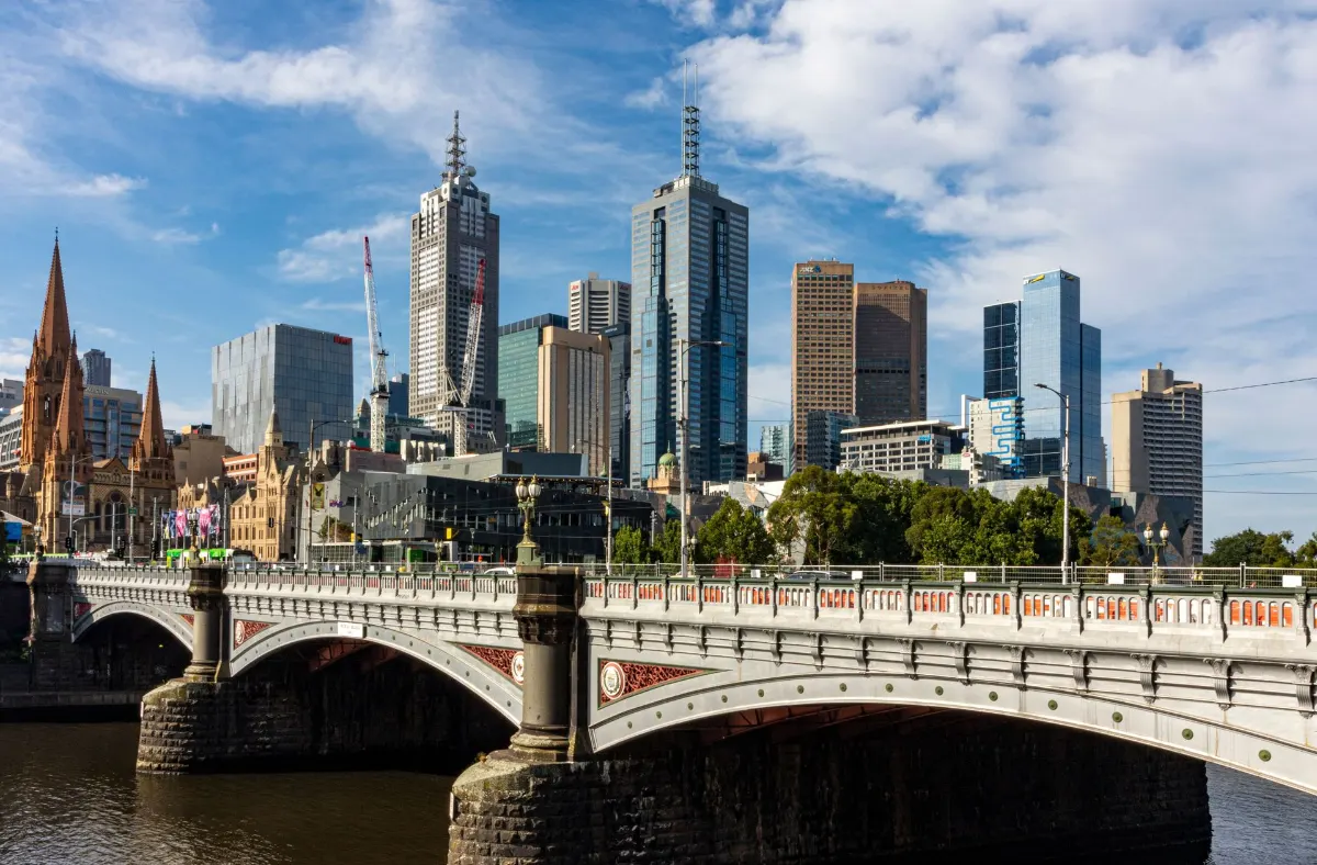 Vue époustouflante de la ligne d'horizon de Melbourne avec le pont Princes et la rivière Yarra.